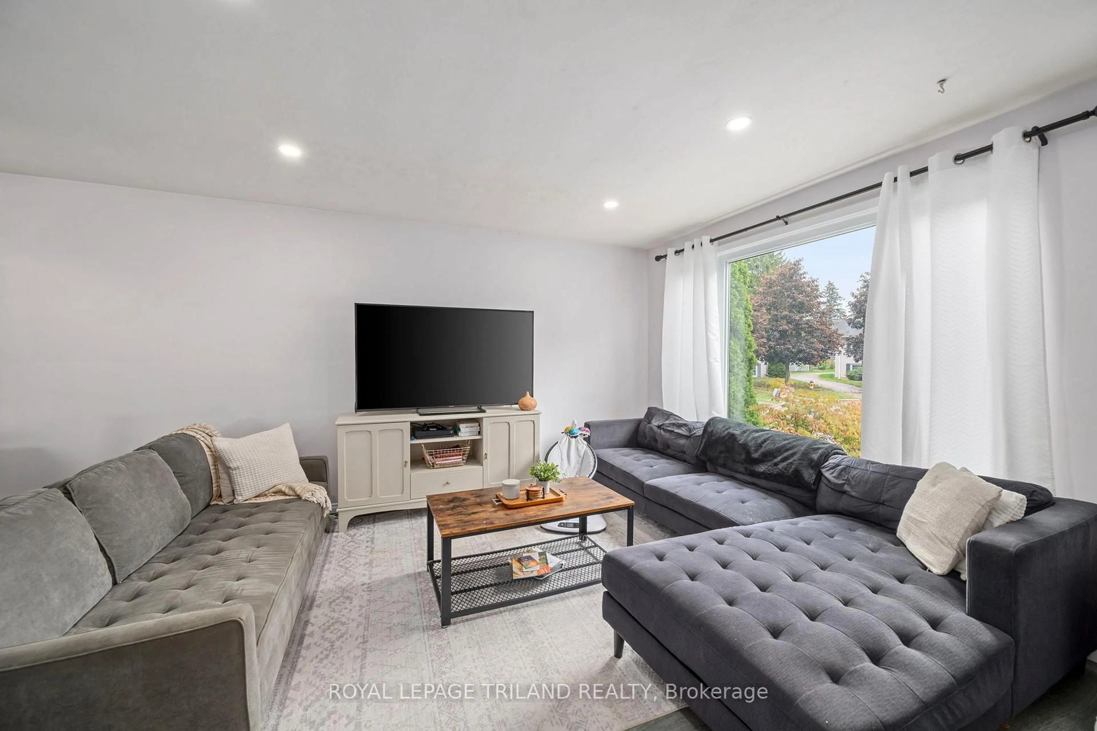 Living room with furniture, unknown for 9 JOHNSON Pl, St. Thomas Ontario N5P 2E9