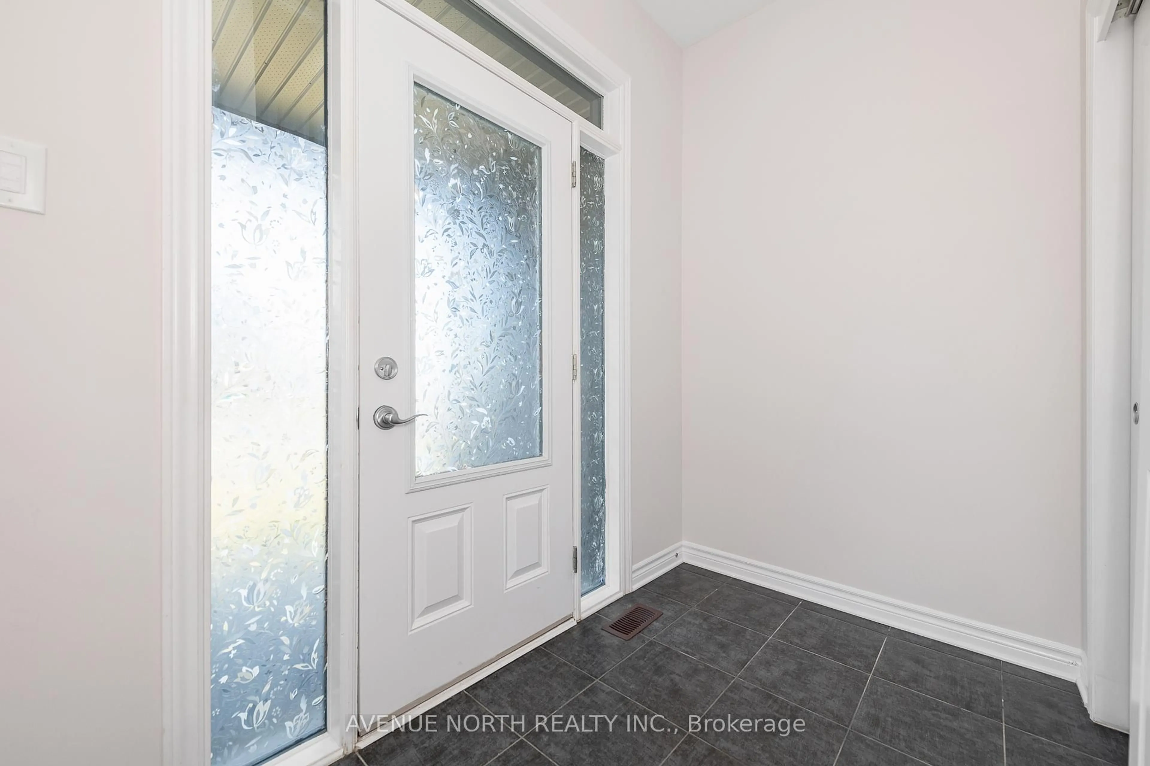 Indoor entryway for 1024 Kijik Cres, Ottawa Ontario K1X 0G9