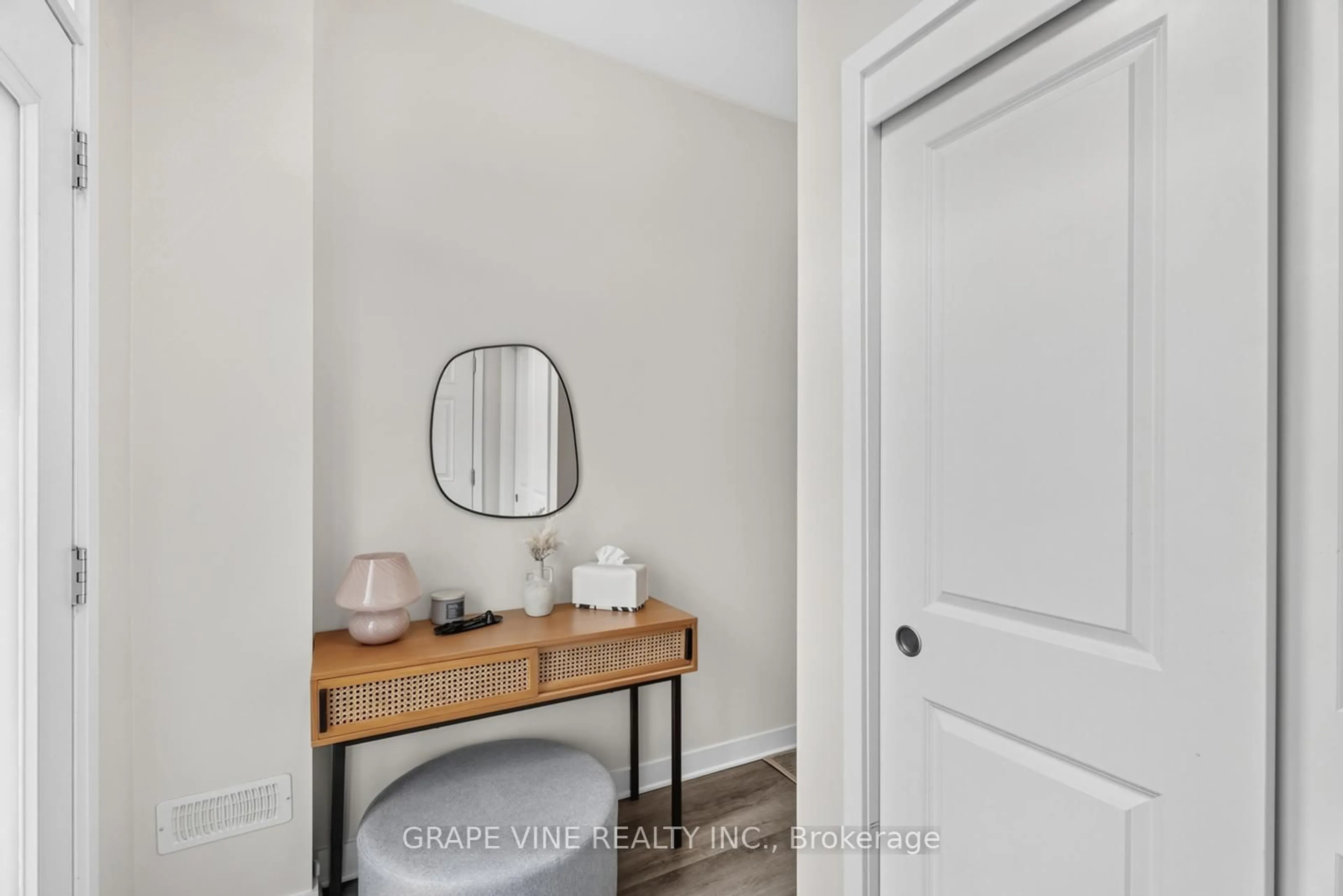 Indoor entryway for 172 Visor Private, Ottawa Ontario K2V 0S6