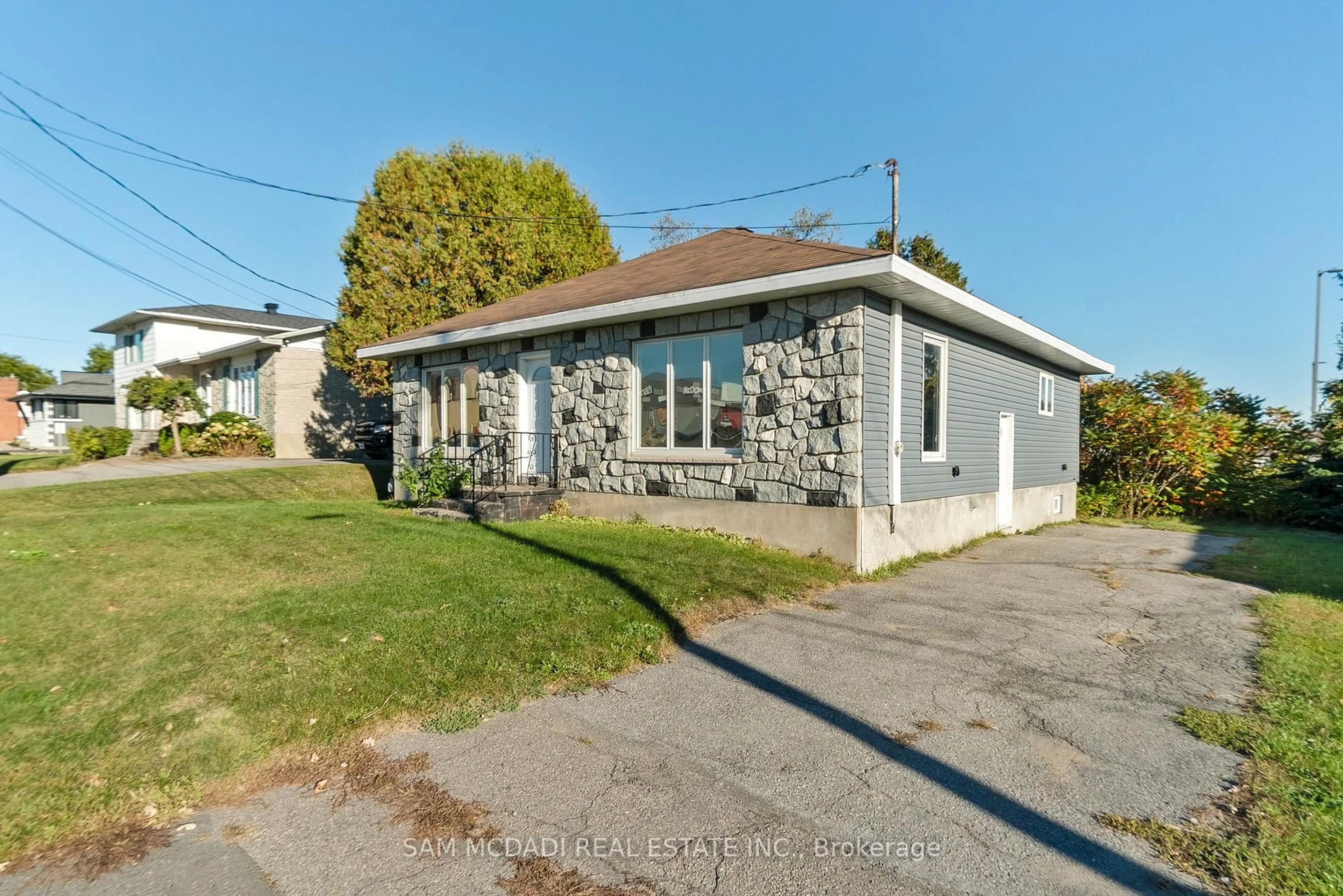 A pic from outside/outdoor area/front of a property/back of a property/a pic from drone, street for 2709 Laurier St, Clarence-Rockland Ontario K4K 1A3