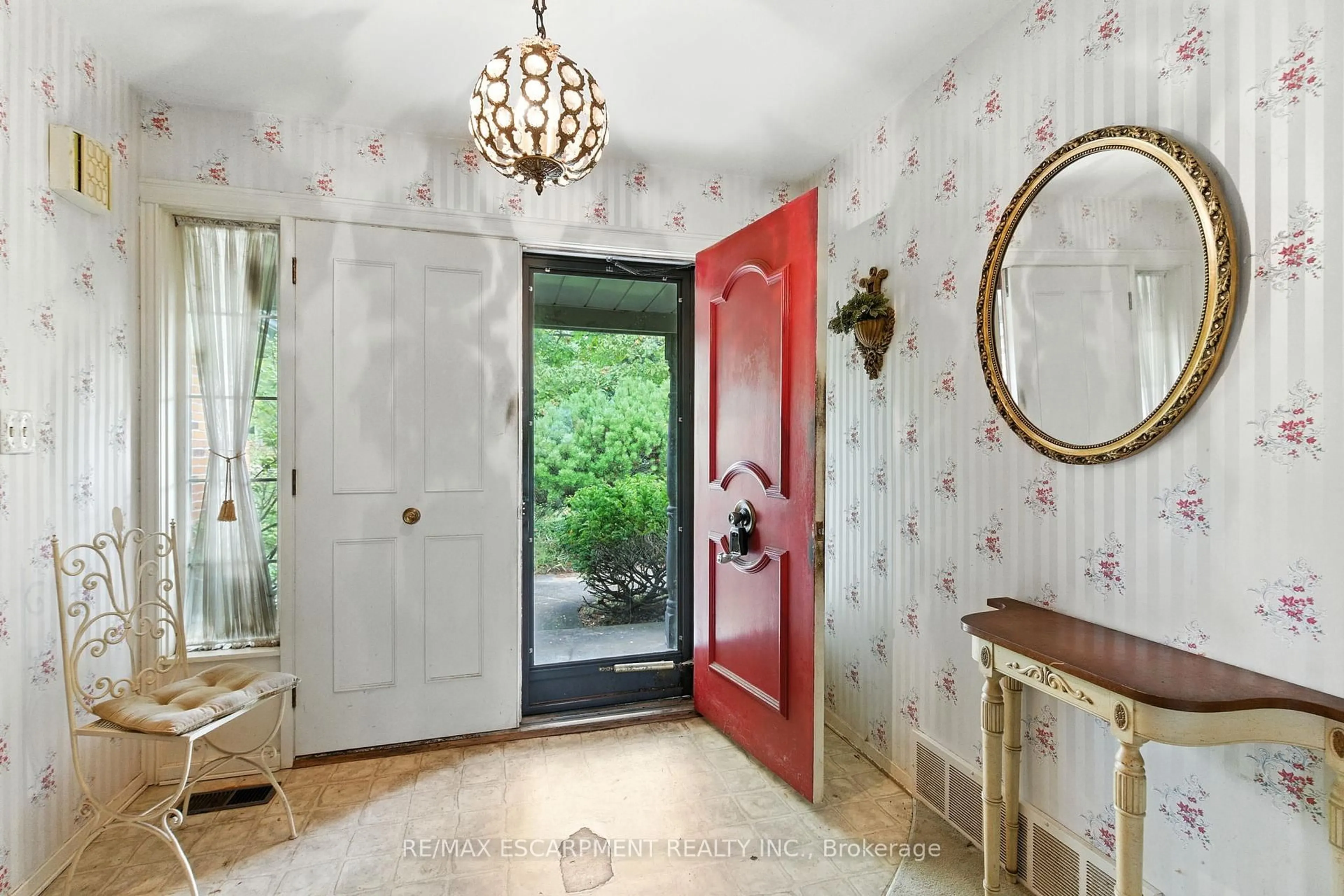 Indoor entryway for 55 Overdale Ave, Hamilton Ontario L9H 7G8