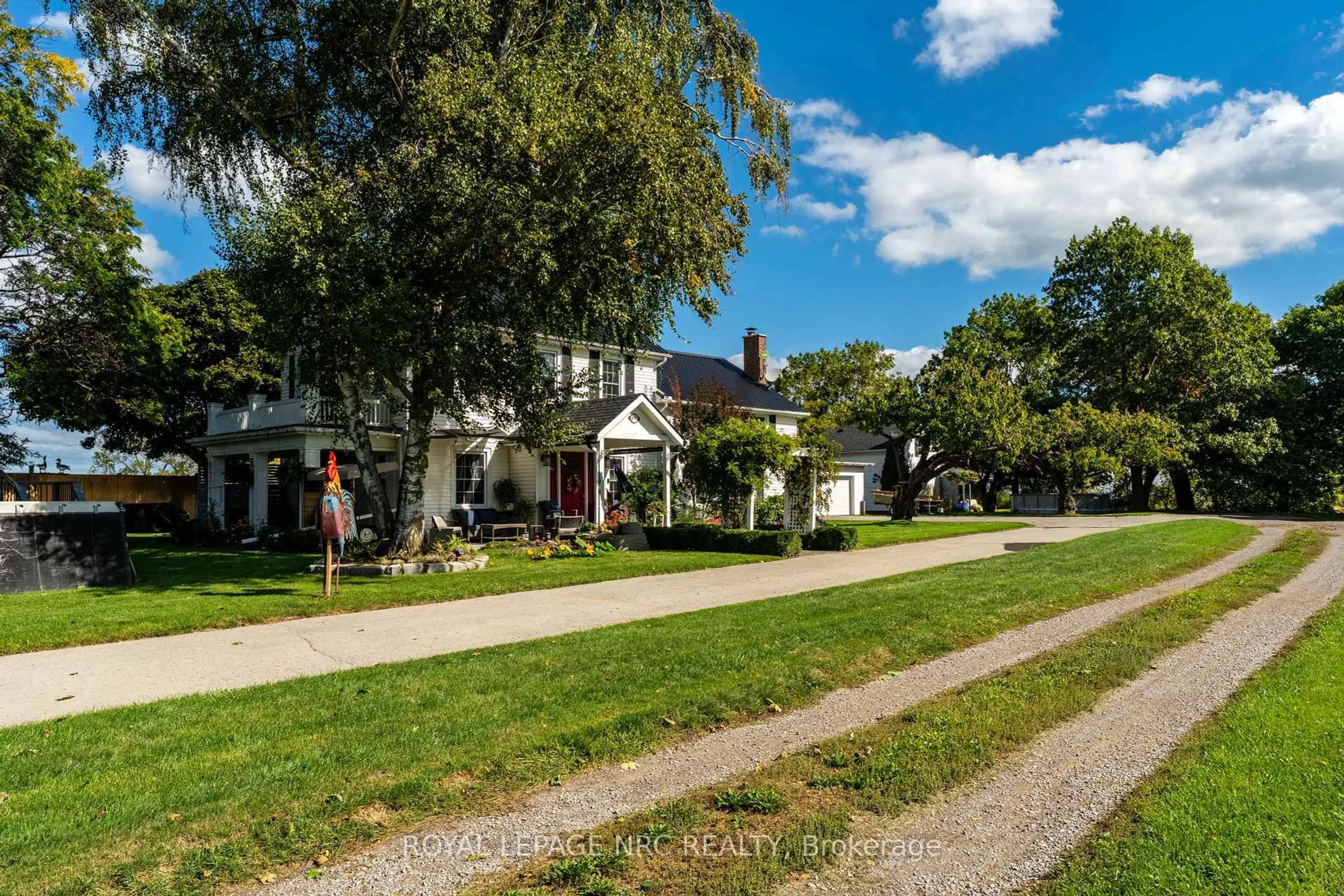 A pic from outside/outdoor area/front of a property/back of a property/a pic from drone, street for 4591 Twenty First St, Lincoln Ontario L0R 2E0