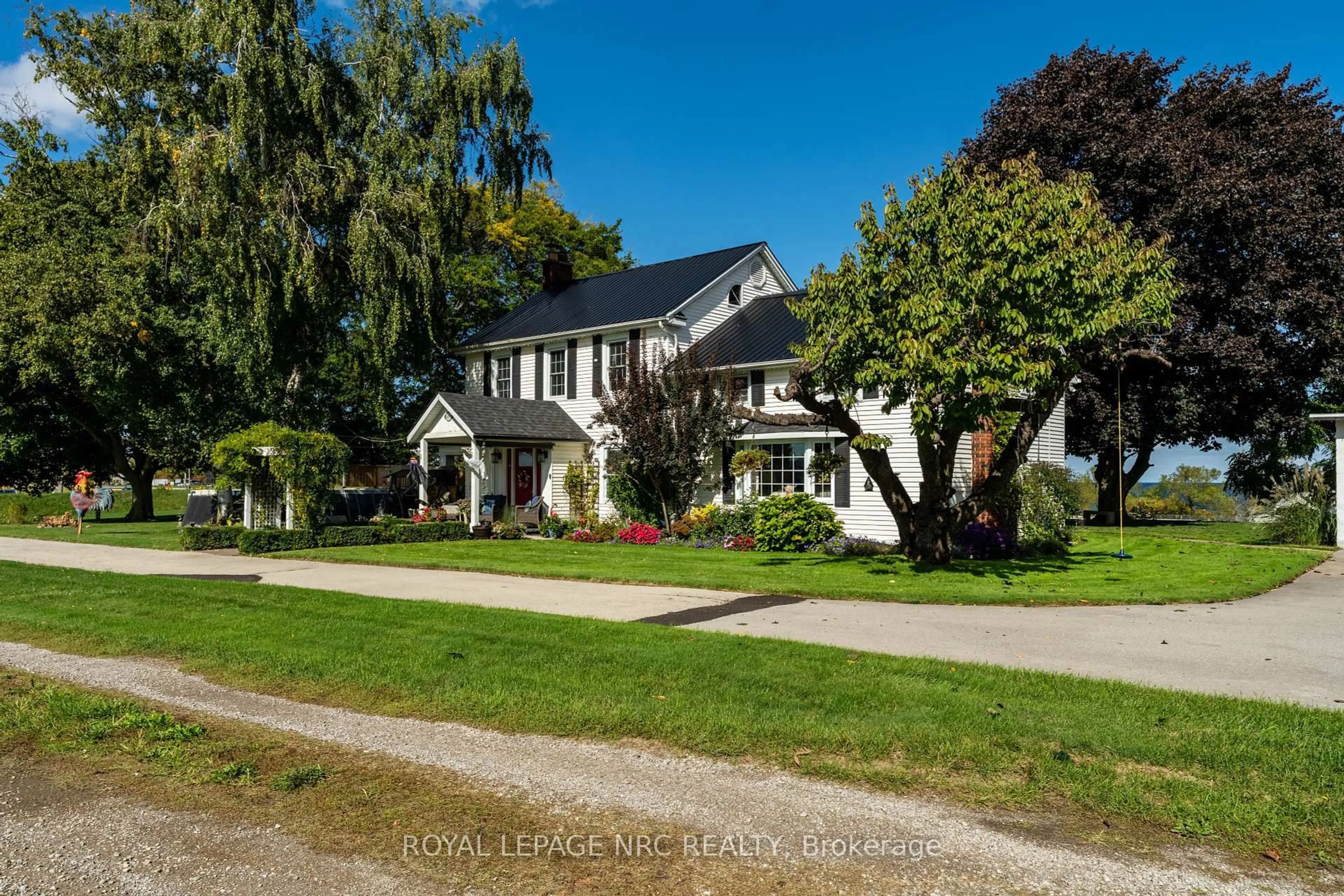 A pic from outside/outdoor area/front of a property/back of a property/a pic from drone, street for 4591 Twenty First St, Lincoln Ontario L0R 2E0