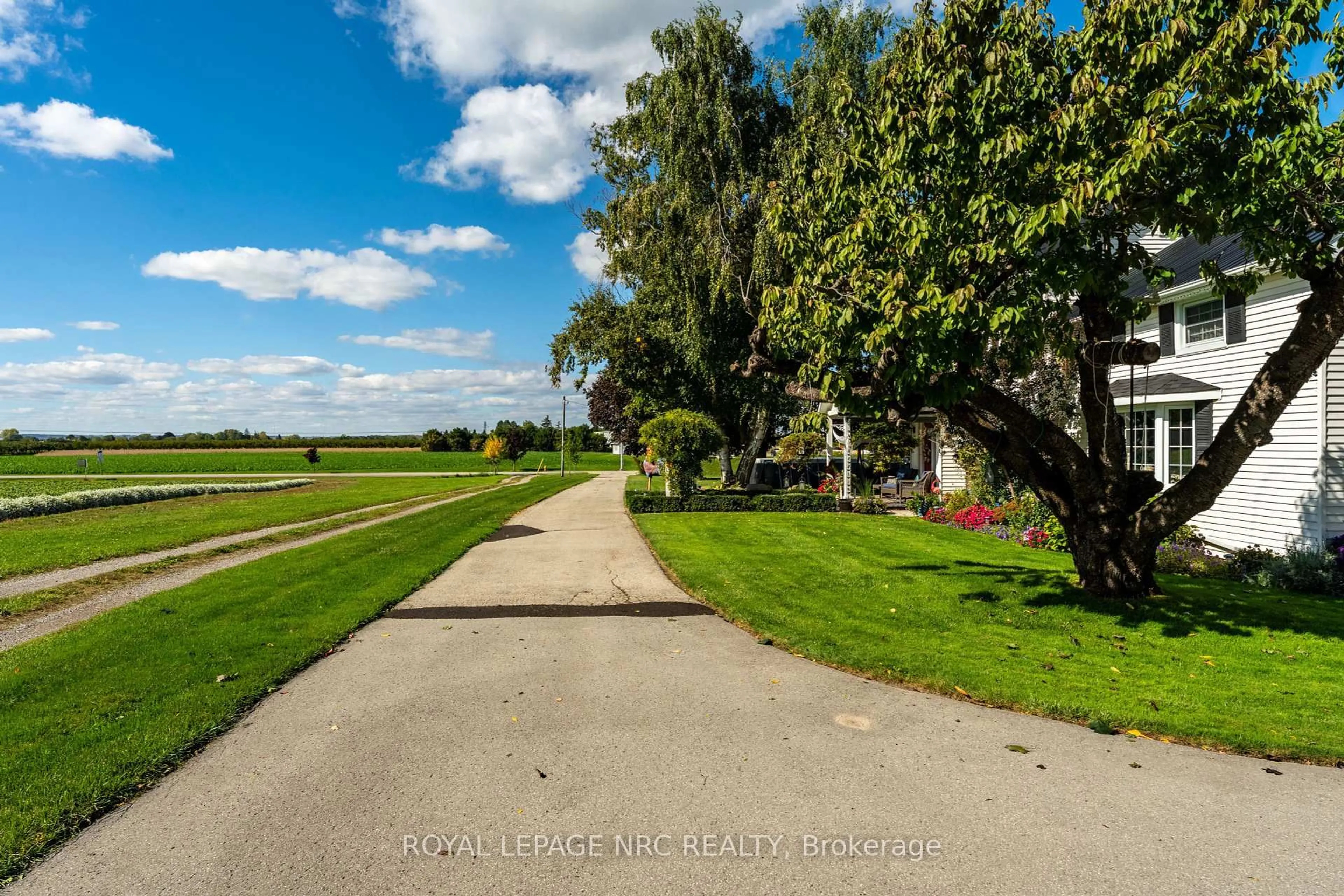 A pic from outside/outdoor area/front of a property/back of a property/a pic from drone, street for 4591 Twenty First St, Lincoln Ontario L0R 2E0