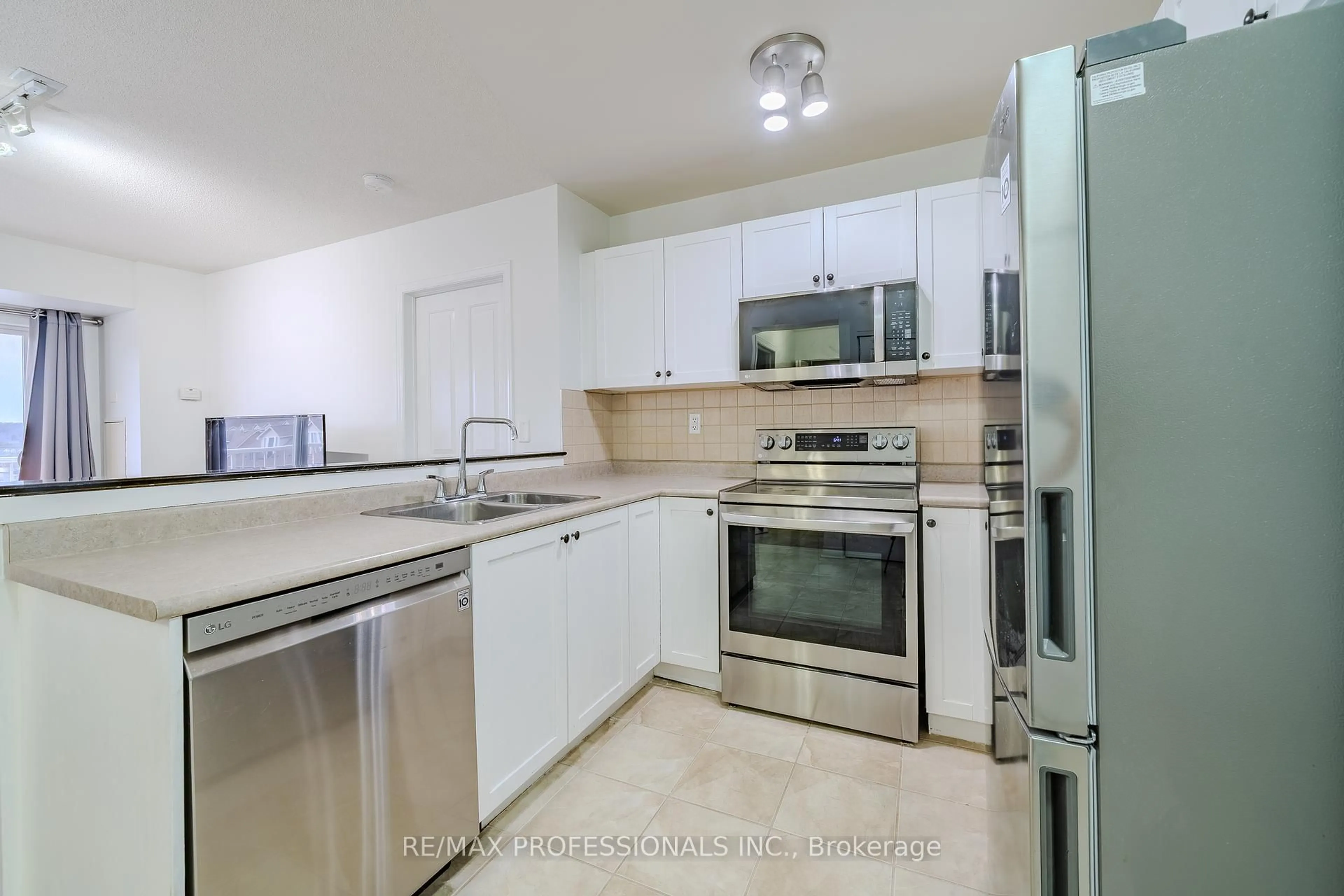 Standard kitchen, unknown for 8 Harris St #422, Cambridge Ontario N1R 8R1