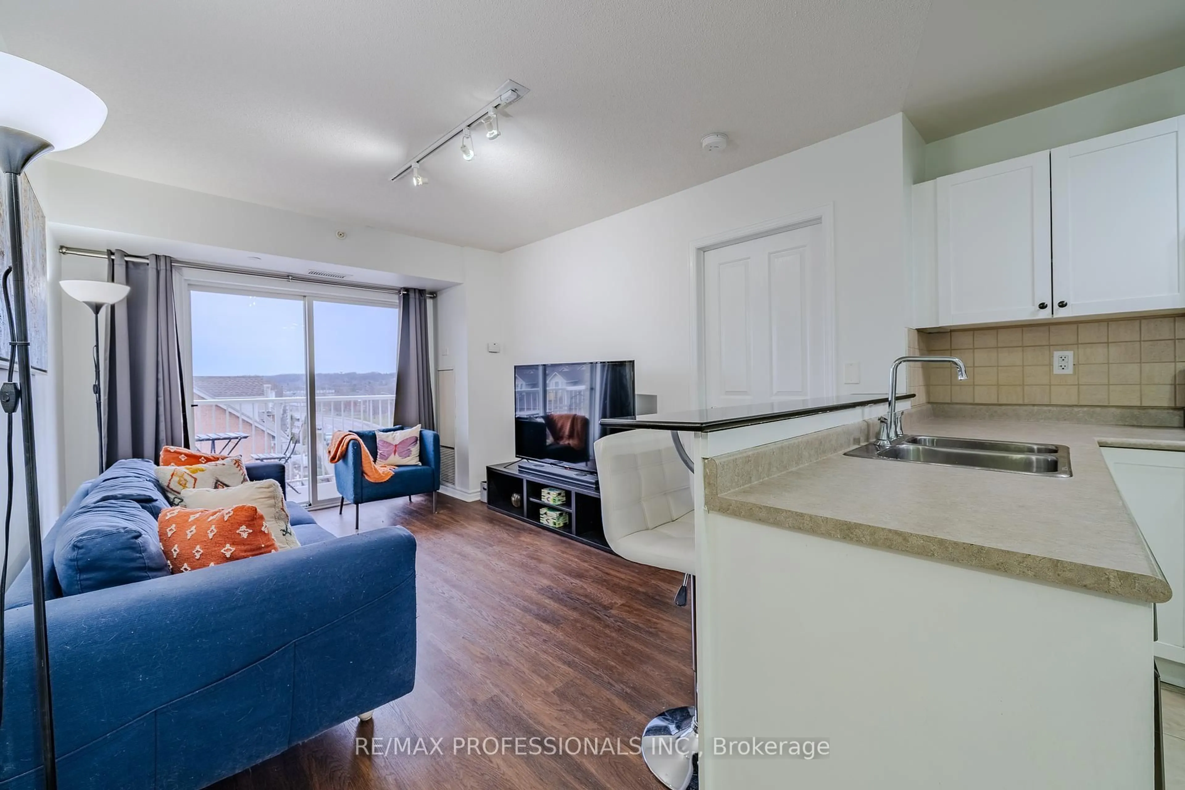 Unknown for 8 Harris St #422, Cambridge Ontario N1R 8R1