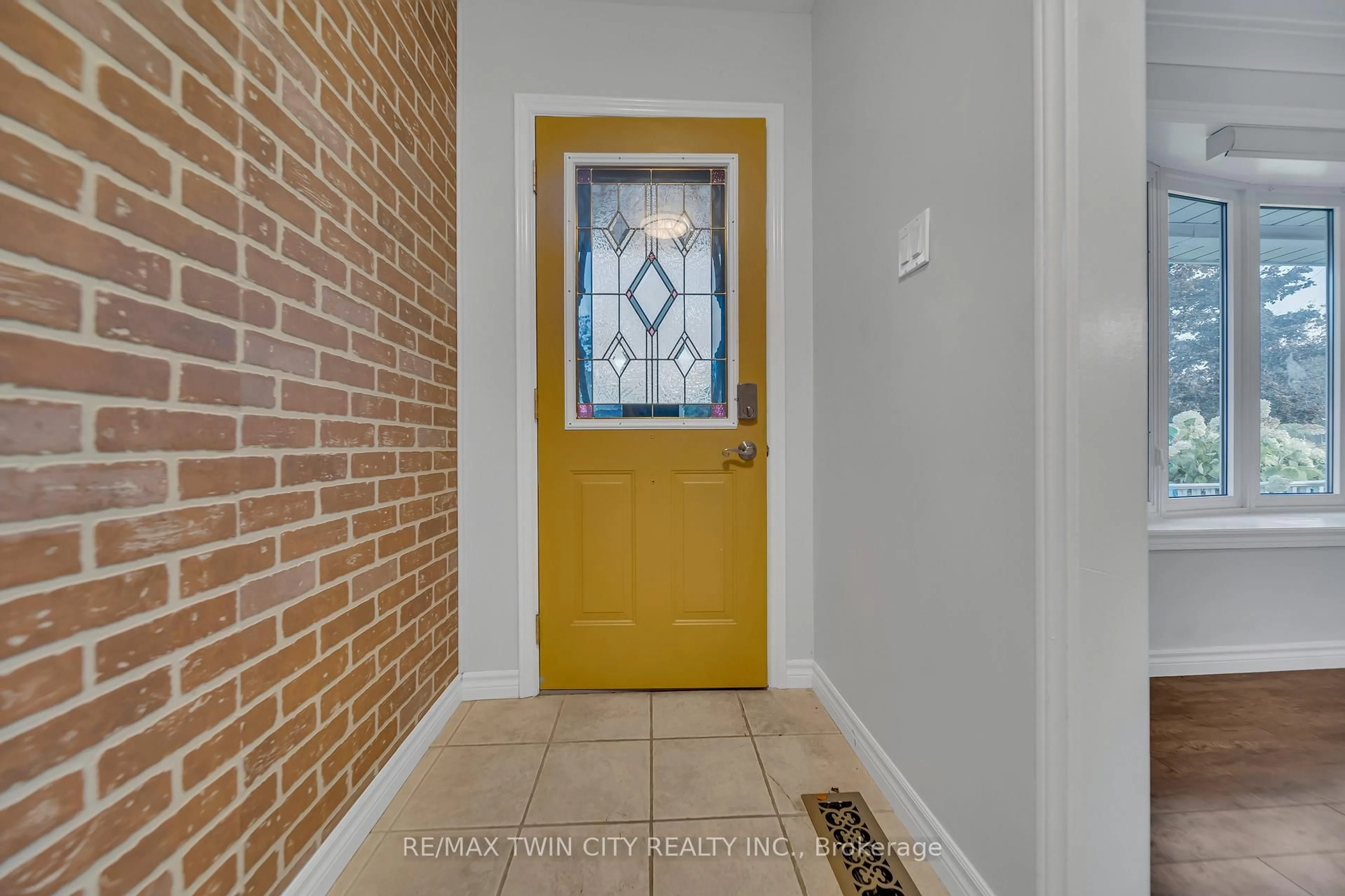 Indoor entryway for 88 Glen Lake Cres, Kitchener Ontario N2N 1C5