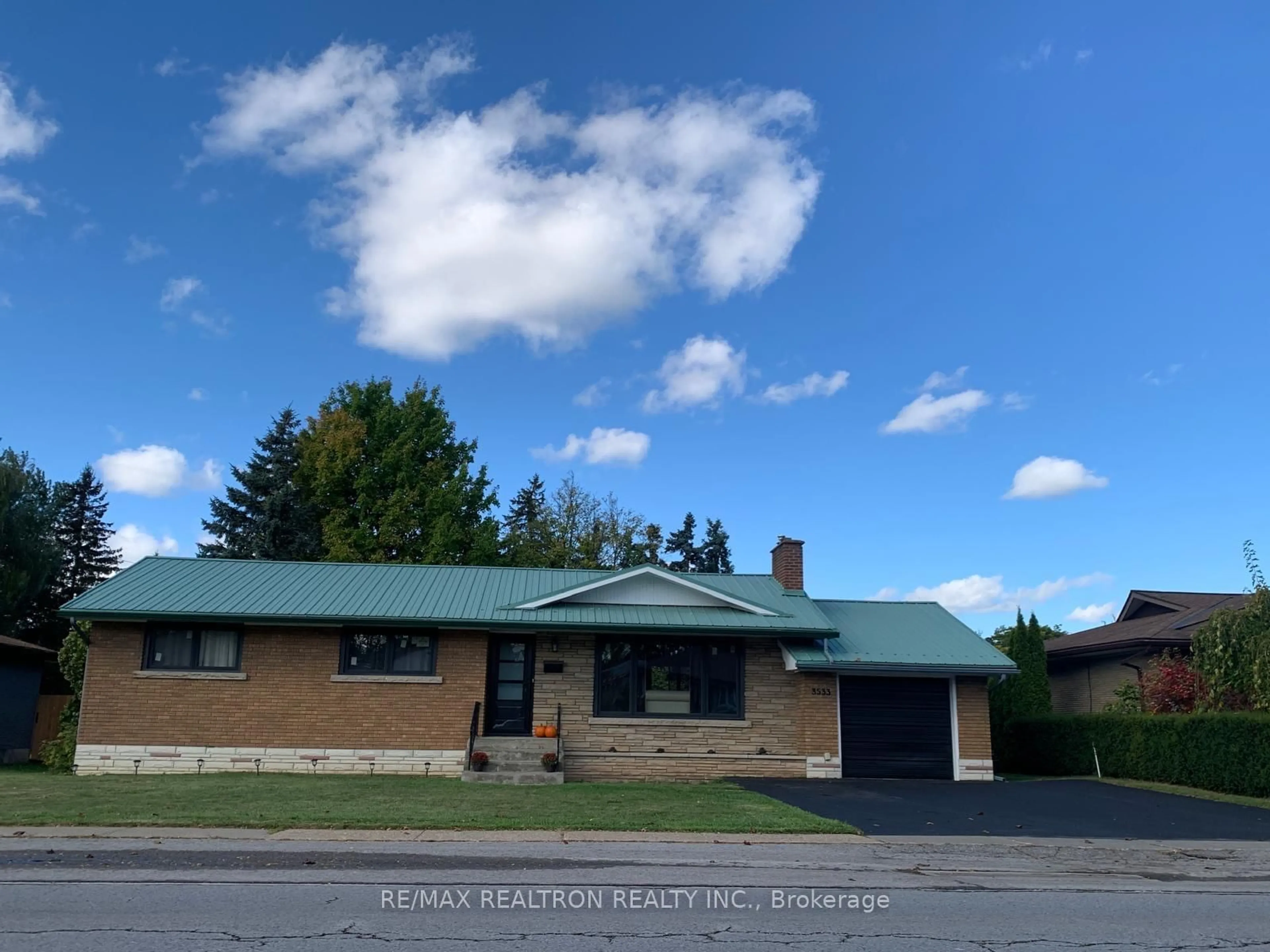 A pic from outside/outdoor area/front of a property/back of a property/a pic from drone, street for 3533 Dorchester Rd, Niagara Falls Ontario L2J 3A4