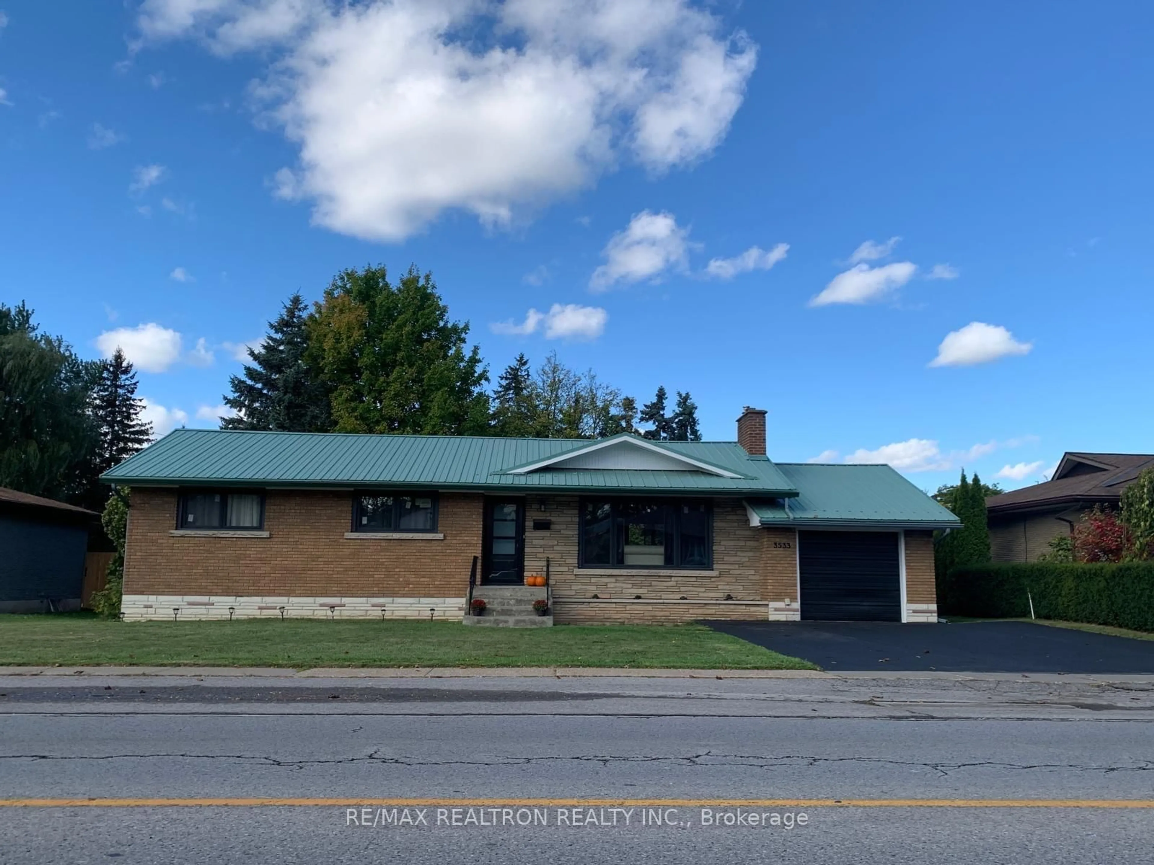 A pic from outside/outdoor area/front of a property/back of a property/a pic from drone, street for 3533 Dorchester Rd, Niagara Falls Ontario L2J 3A4