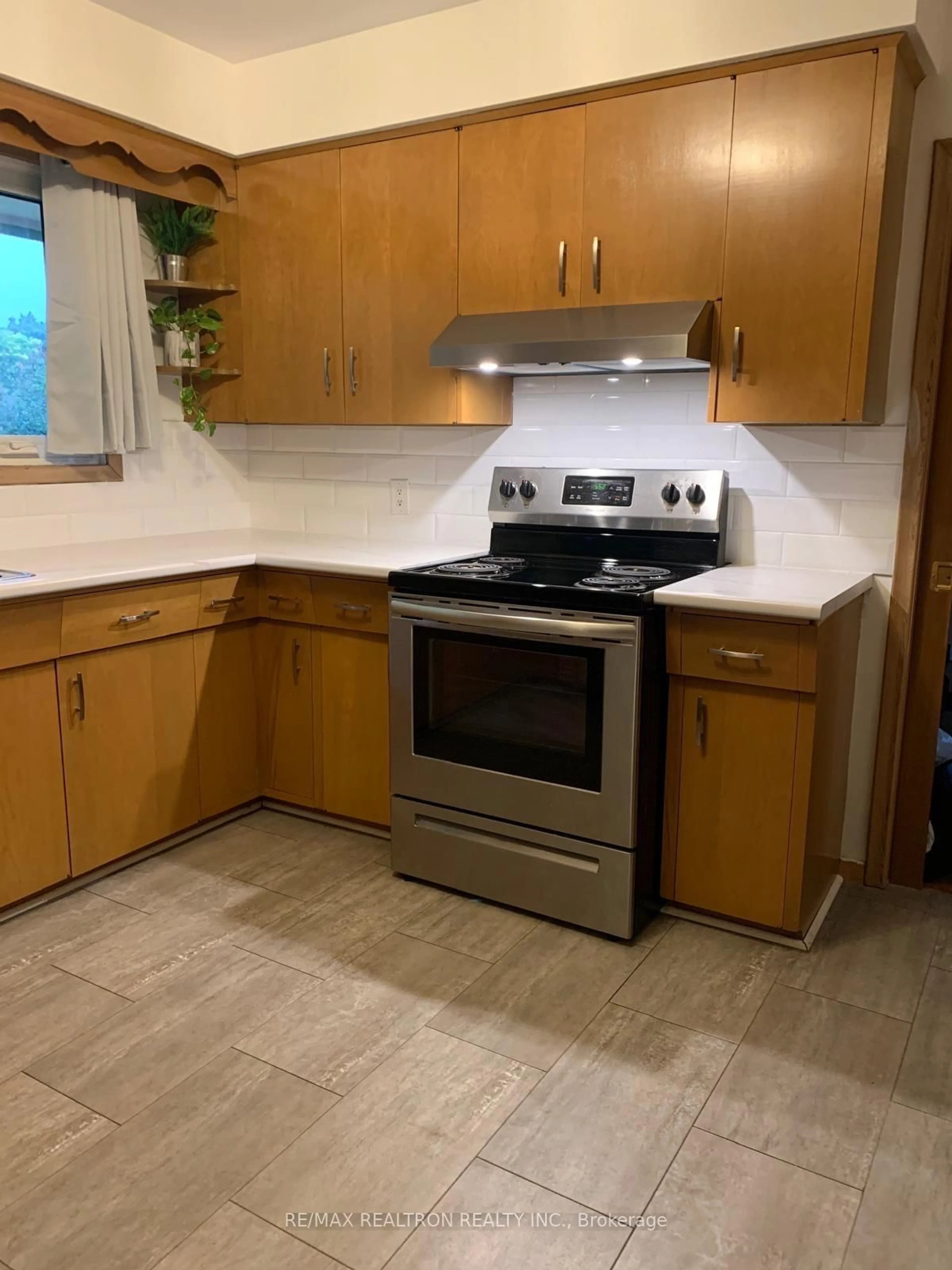 Standard kitchen, ceramic/tile floor for 3533 Dorchester Rd, Niagara Falls Ontario L2J 3A4