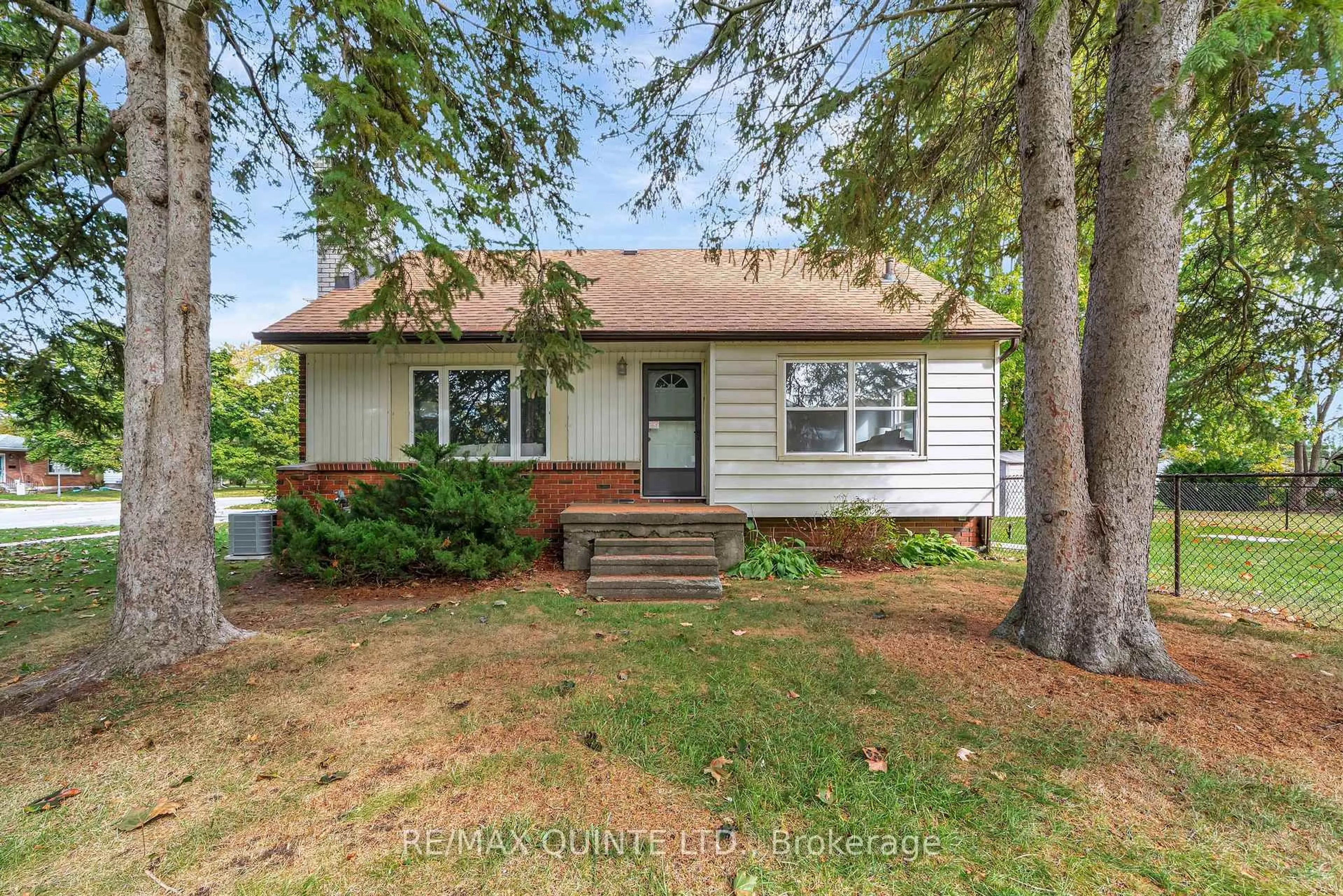 Home with vinyl exterior material, street for 501 Bridge St, Belleville Ontario K8N 1P9