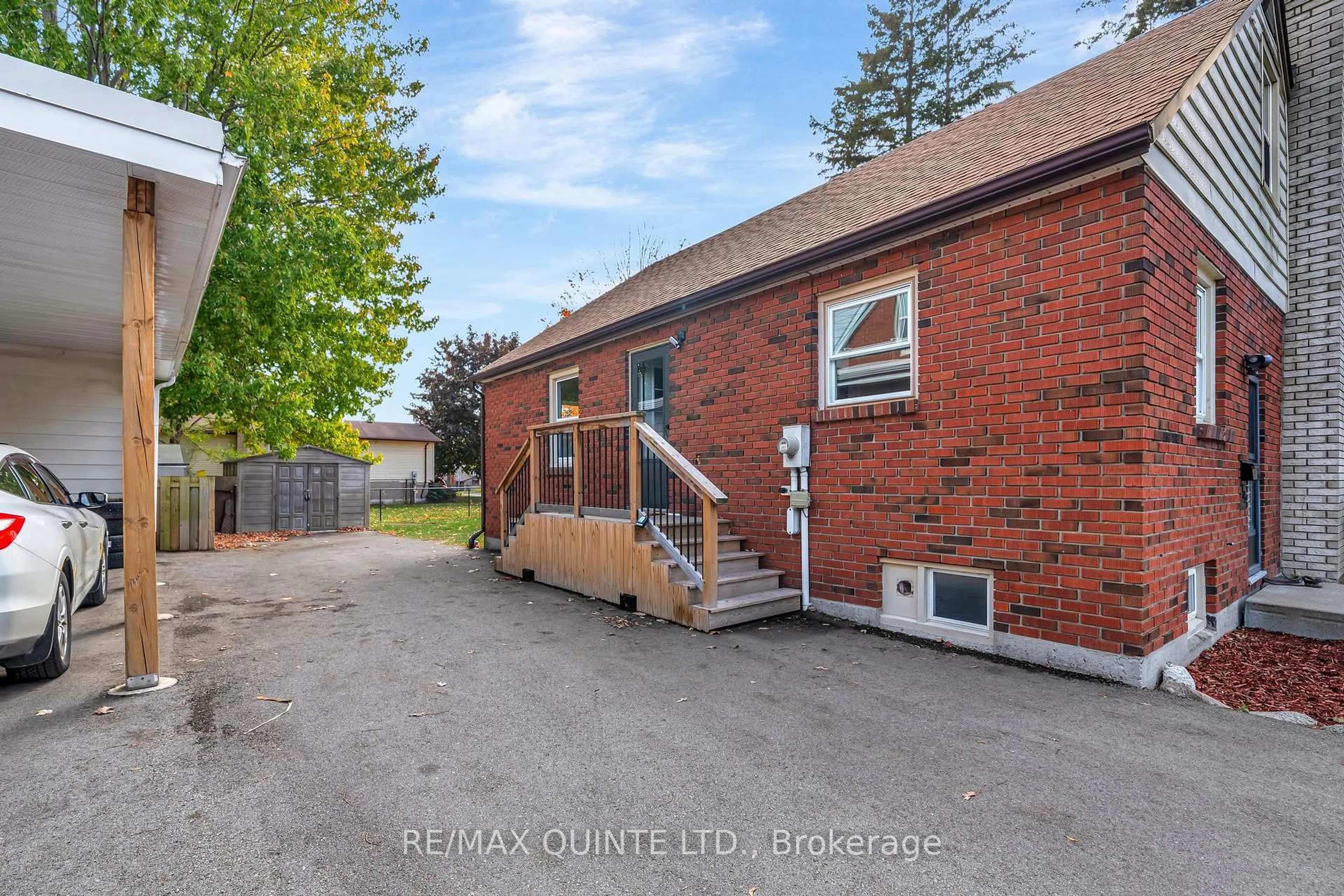 A pic from outside/outdoor area/front of a property/back of a property/a pic from drone, street for 501 Bridge St, Belleville Ontario K8N 1P9