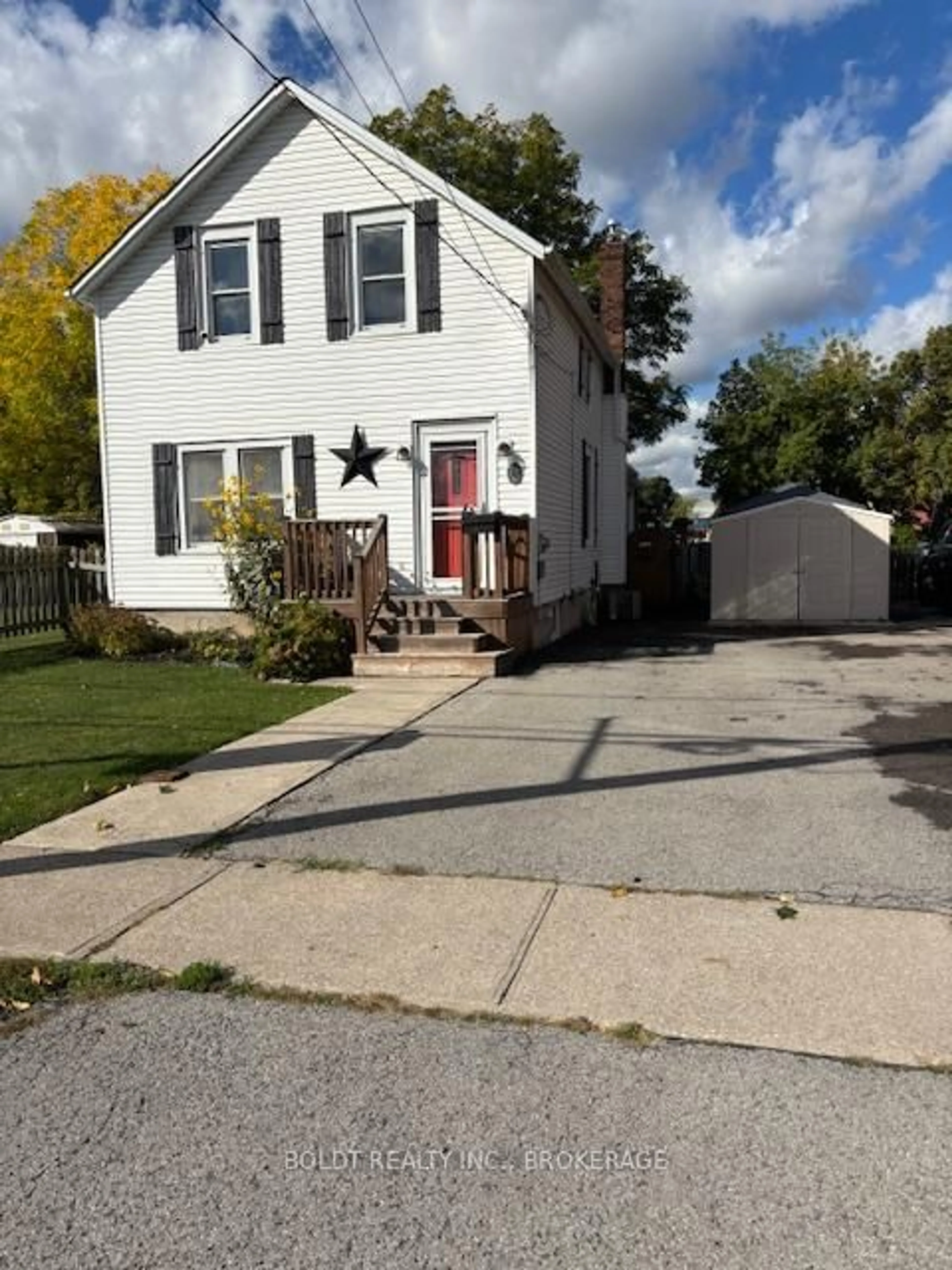 Home with vinyl exterior material, street for 73 Chapel St, Thorold Ontario L2V 2E5