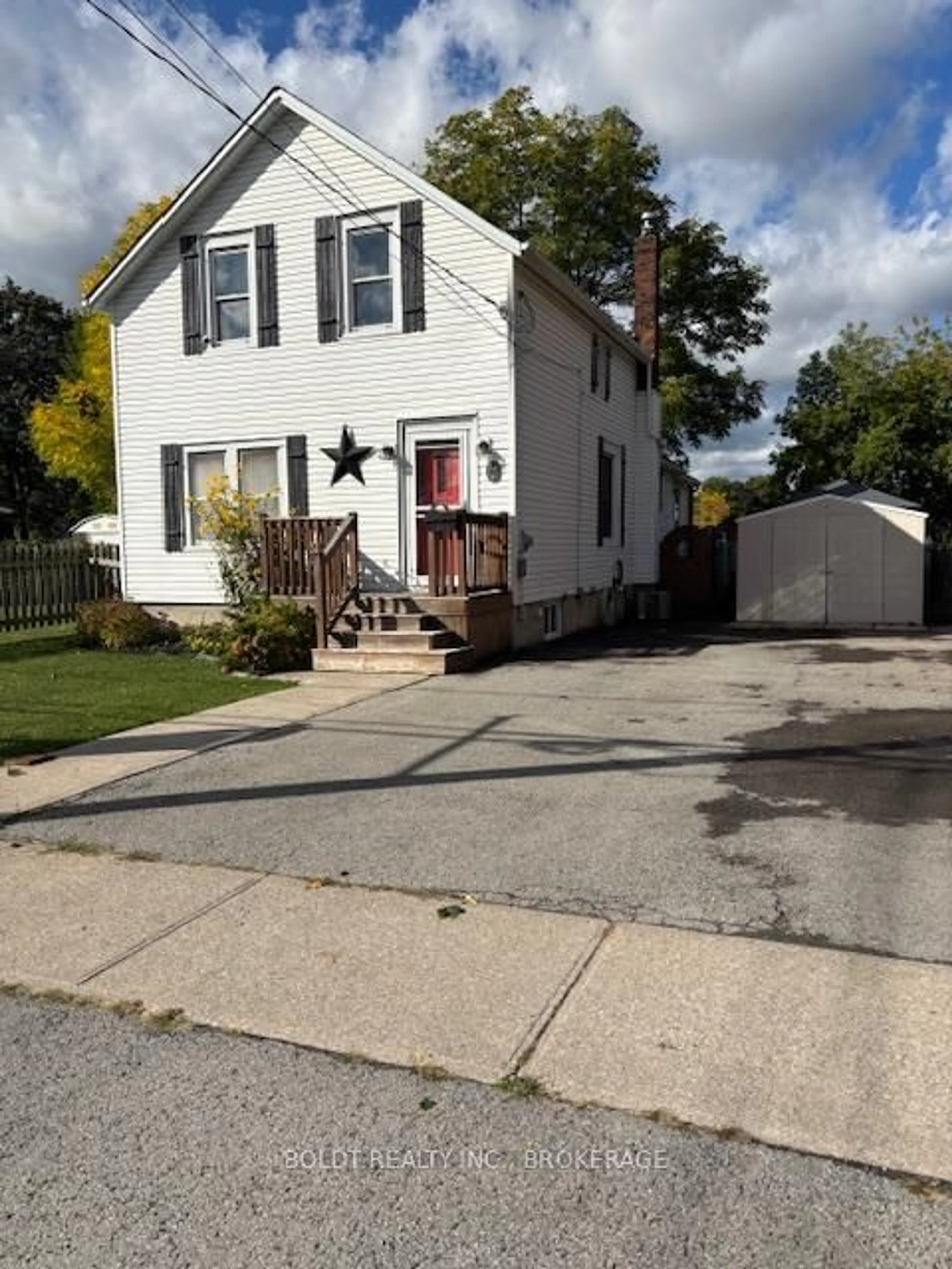 Home with vinyl exterior material, street for 73 Chapel St, Thorold Ontario L2V 2E5