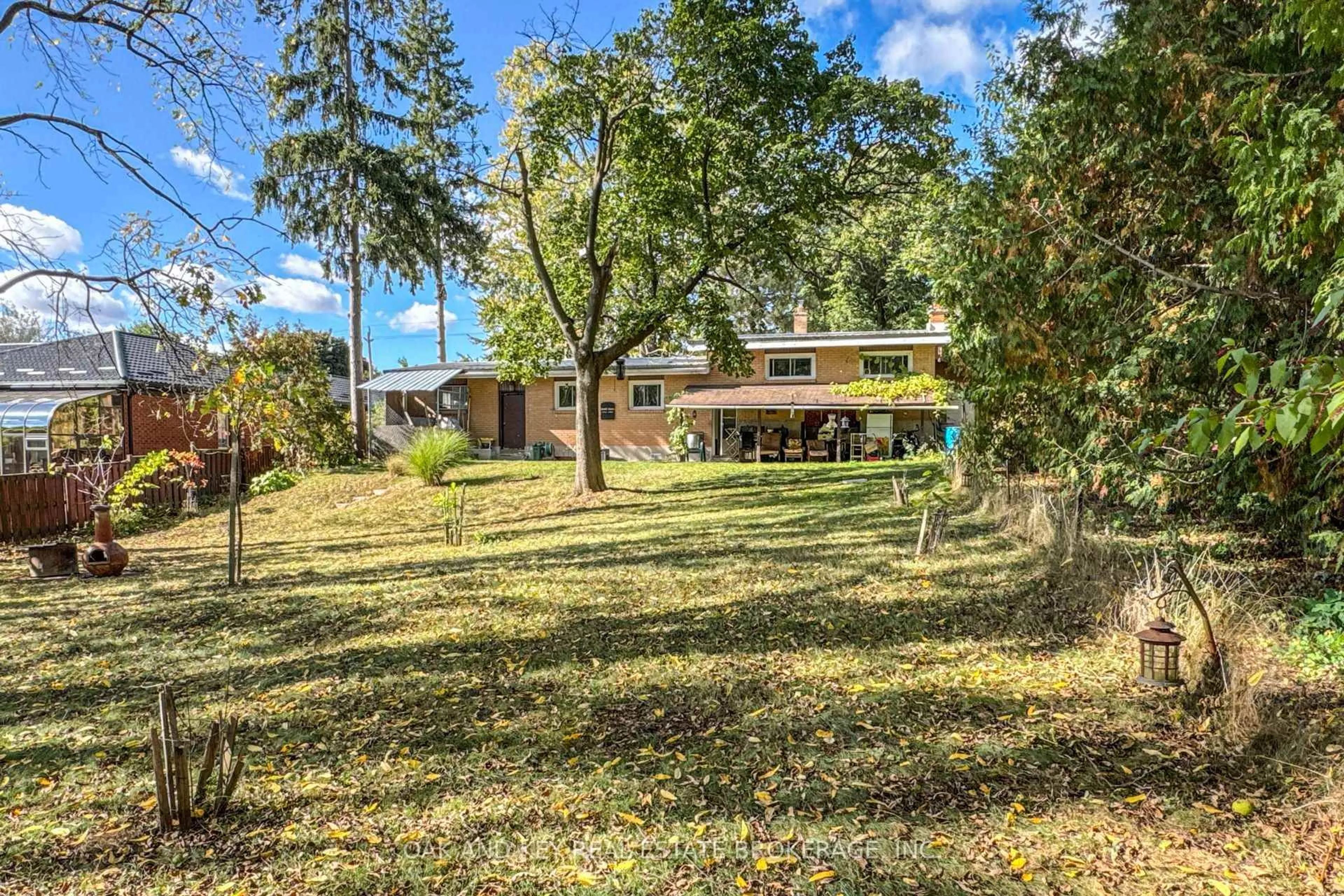 A pic from outside/outdoor area/front of a property/back of a property/a pic from drone, unknown for 776 Sunninghill Ave, London North Ontario N6H 3L8