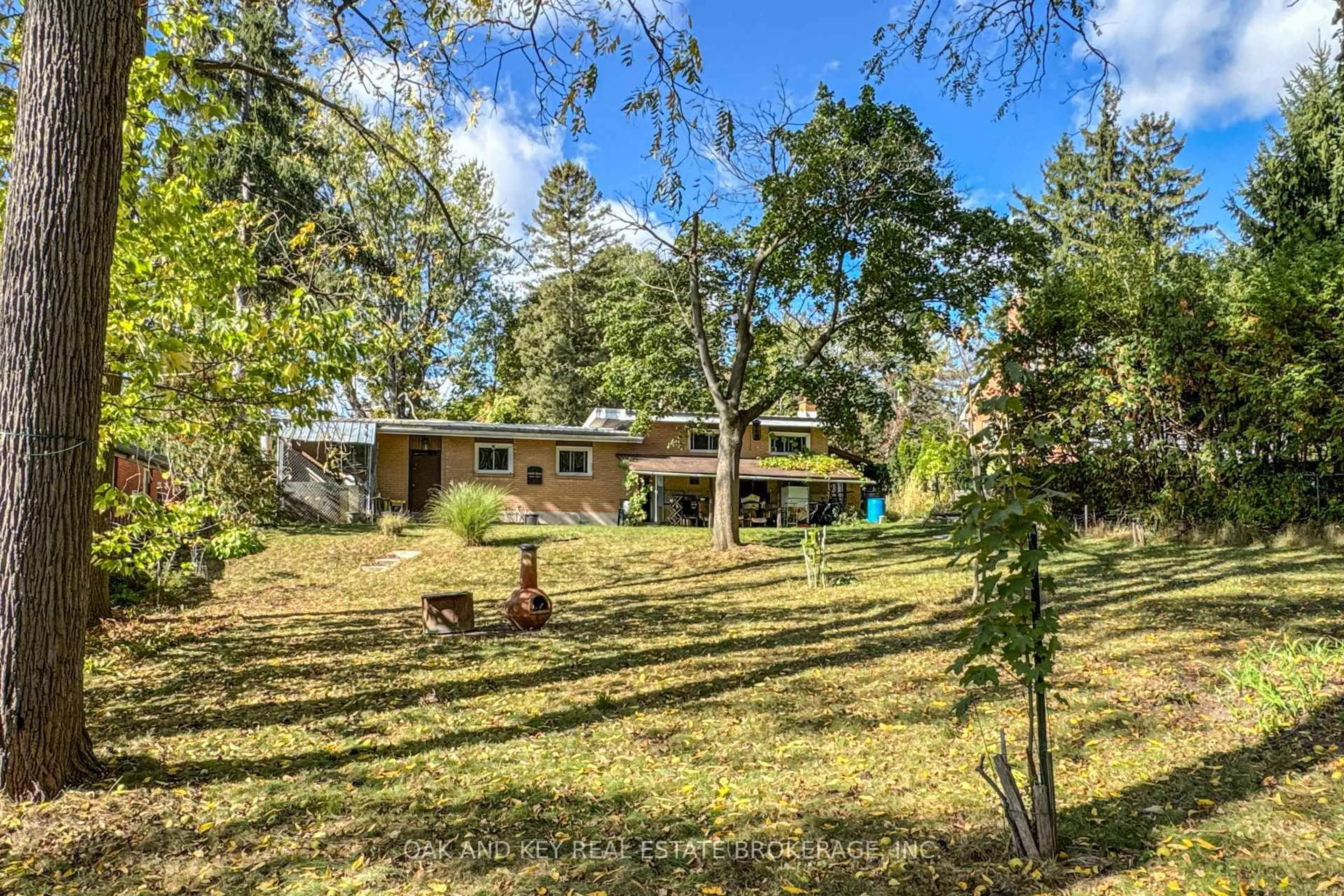 A pic from outside/outdoor area/front of a property/back of a property/a pic from drone, forest/trees view for 776 Sunninghill Ave, London North Ontario N6H 3L8