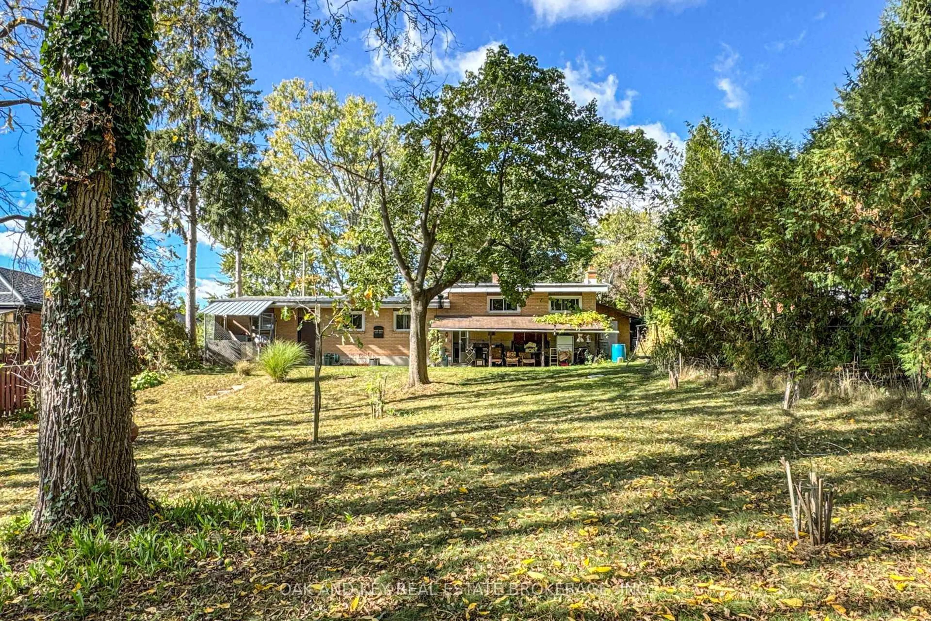 A pic from outside/outdoor area/front of a property/back of a property/a pic from drone, forest/trees view for 776 Sunninghill Ave, London North Ontario N6H 3L8