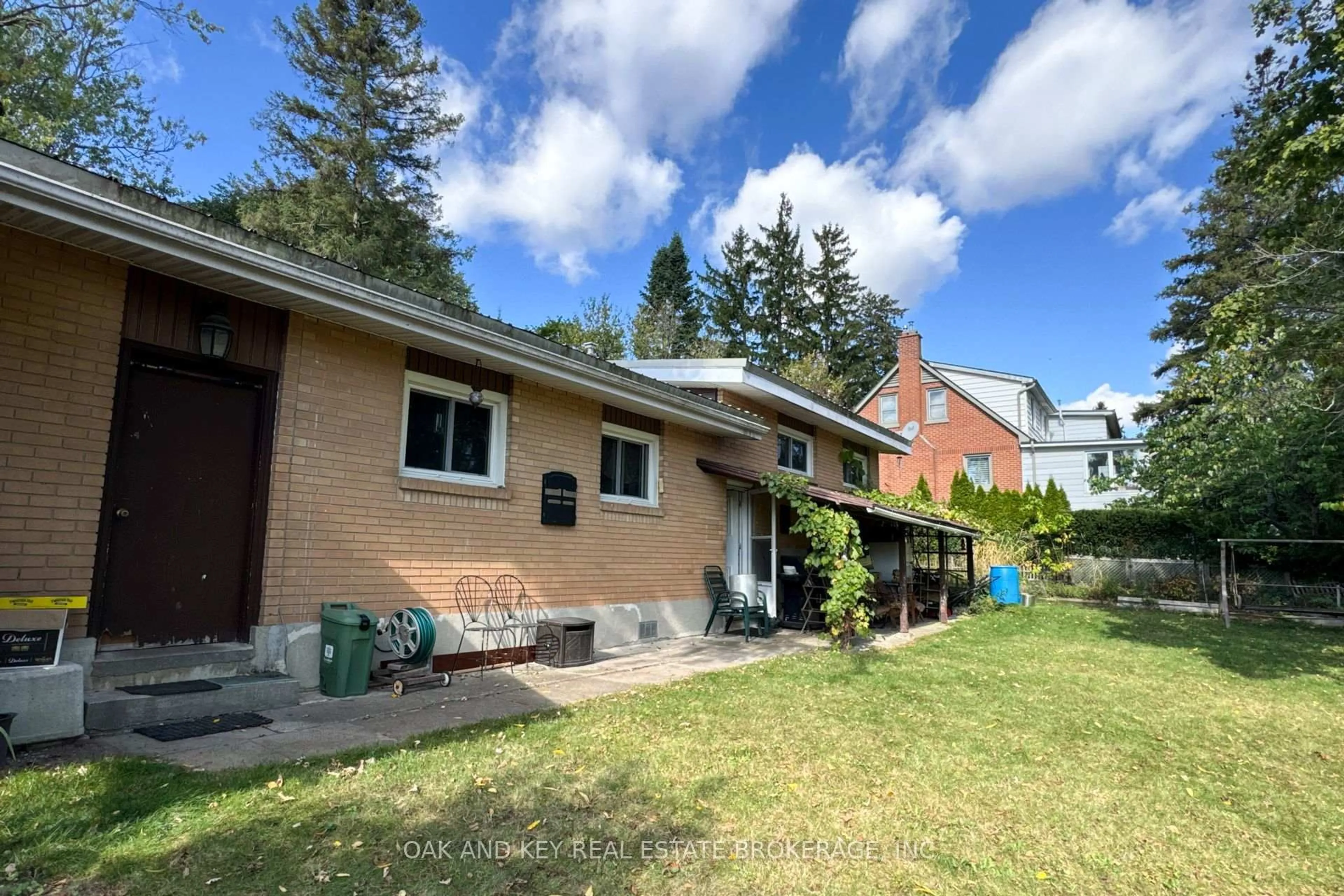 A pic from outside/outdoor area/front of a property/back of a property/a pic from drone, unknown for 776 Sunninghill Ave, London North Ontario N6H 3L8