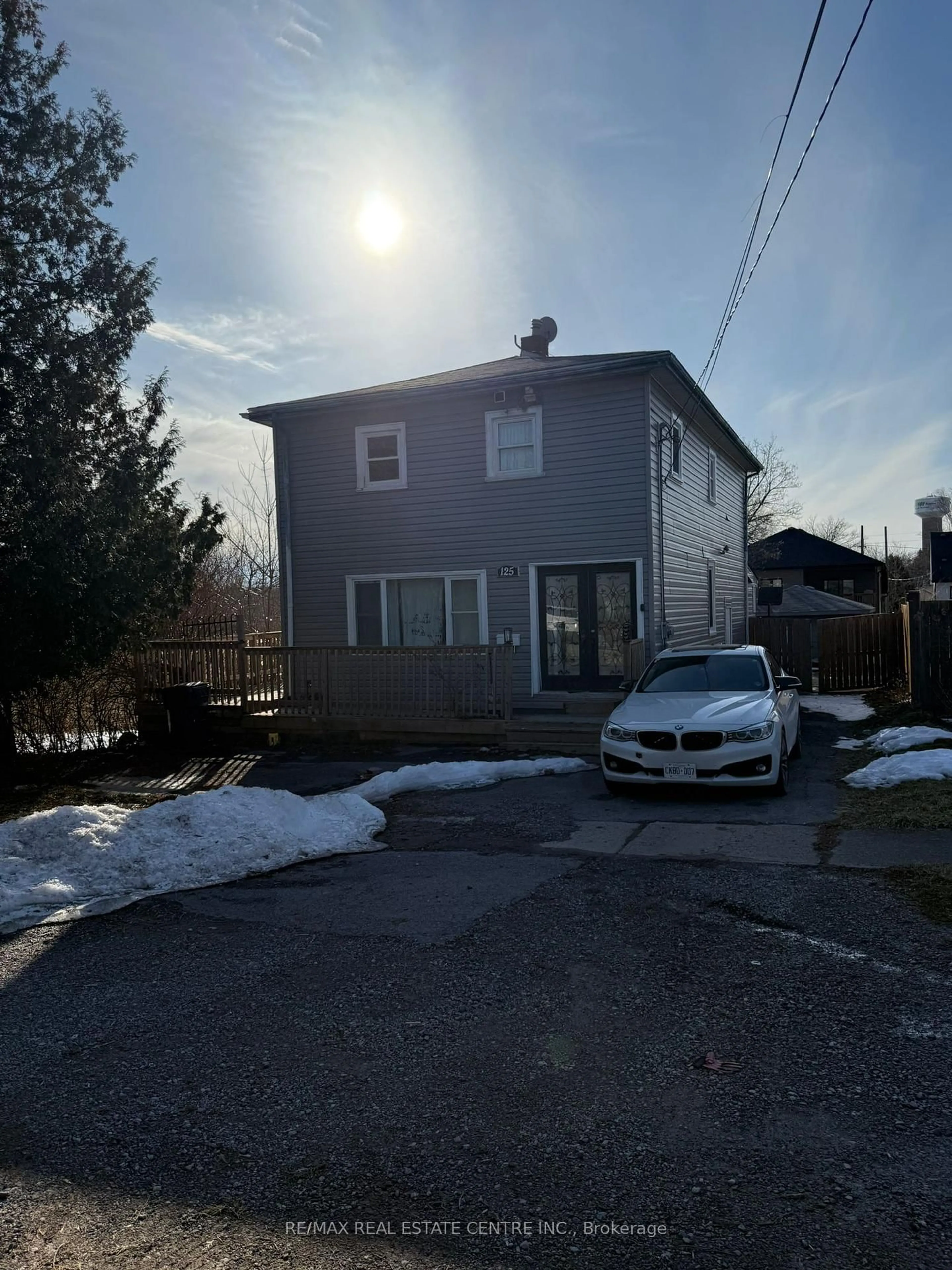 A pic from outside/outdoor area/front of a property/back of a property/a pic from drone, street for 125 Davis St, Thorold Ontario L2V 1E6