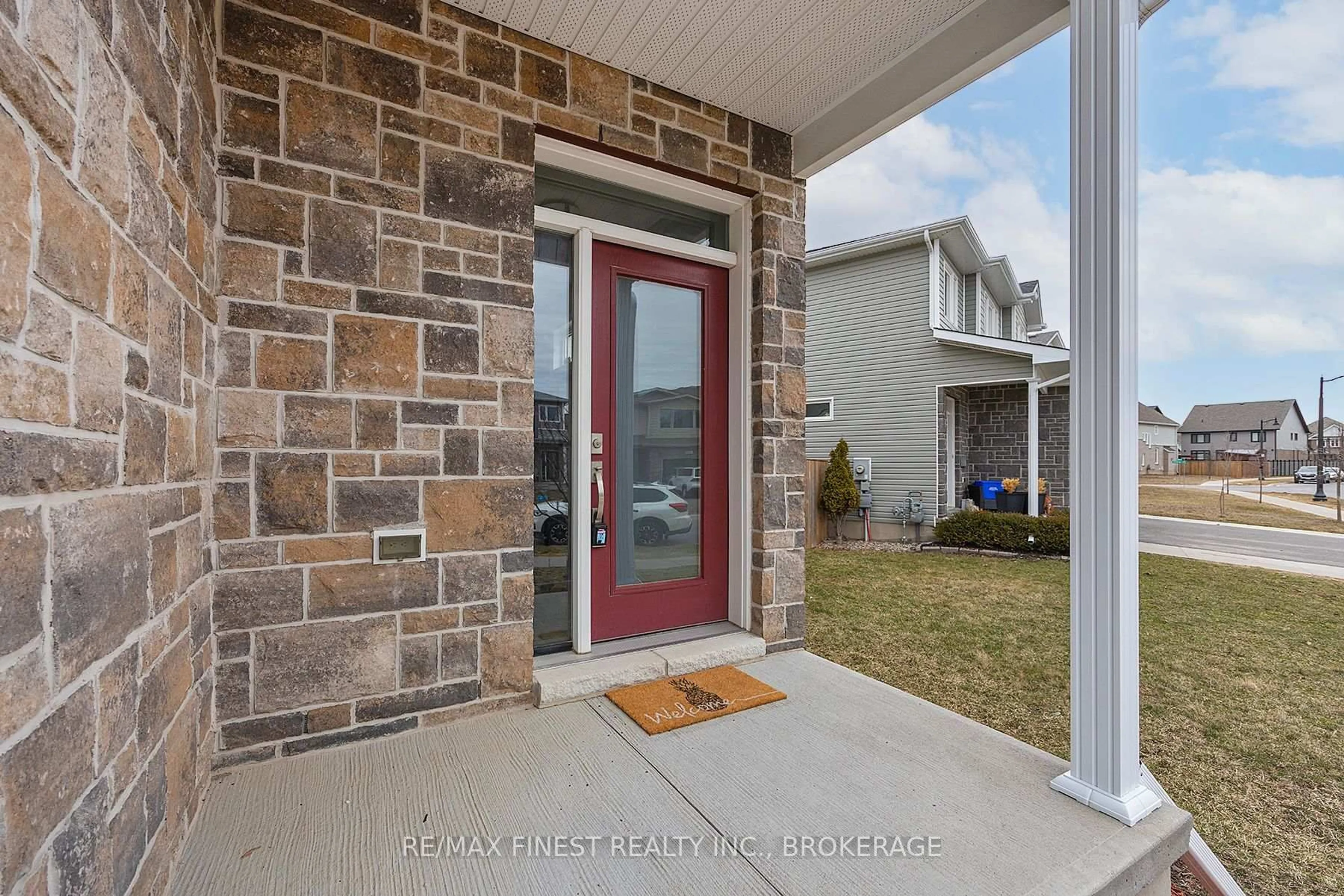 Indoor entryway for 910 LOMBARDY St, Kingston Ontario K7M 9C2