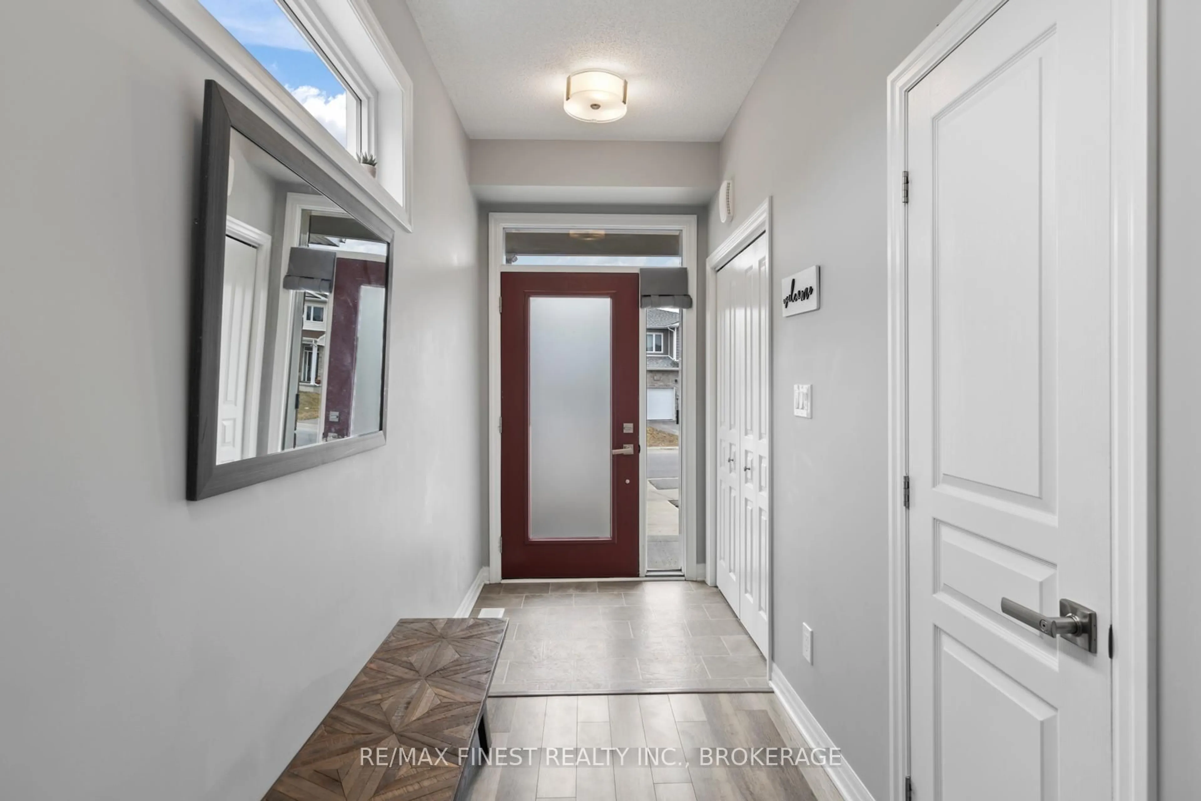 Indoor entryway for 910 LOMBARDY St, Kingston Ontario K7M 9C2