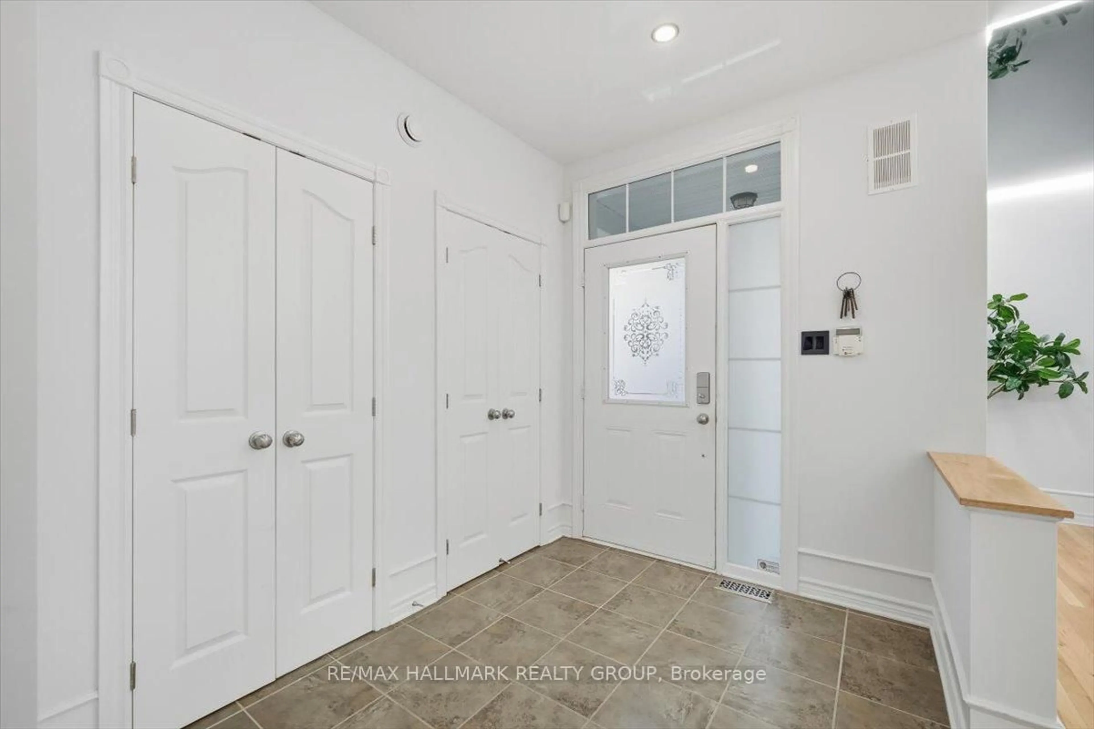 Indoor entryway for 930 Scala Ave, Ottawa Ontario K4A 5E1