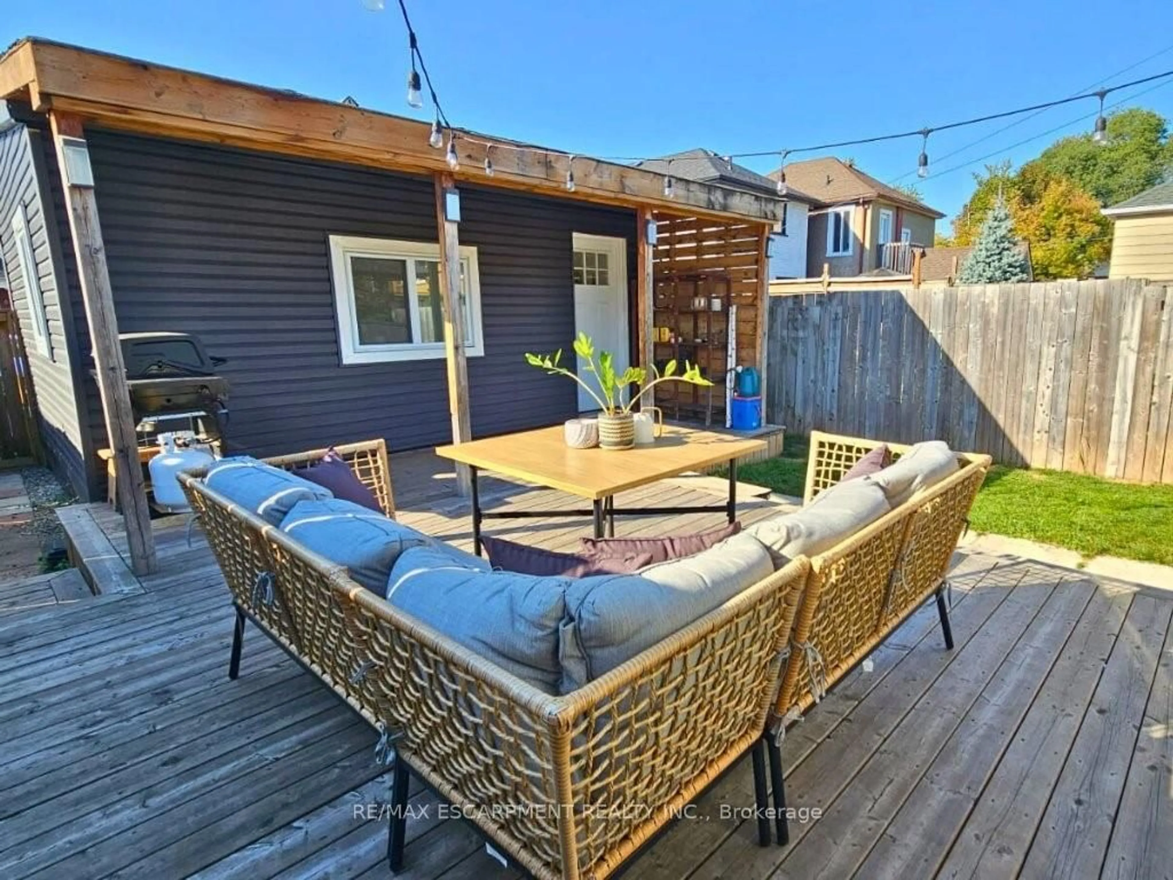 Patio, street for 48 Frederick Ave, Hamilton Ontario L8H 4K4
