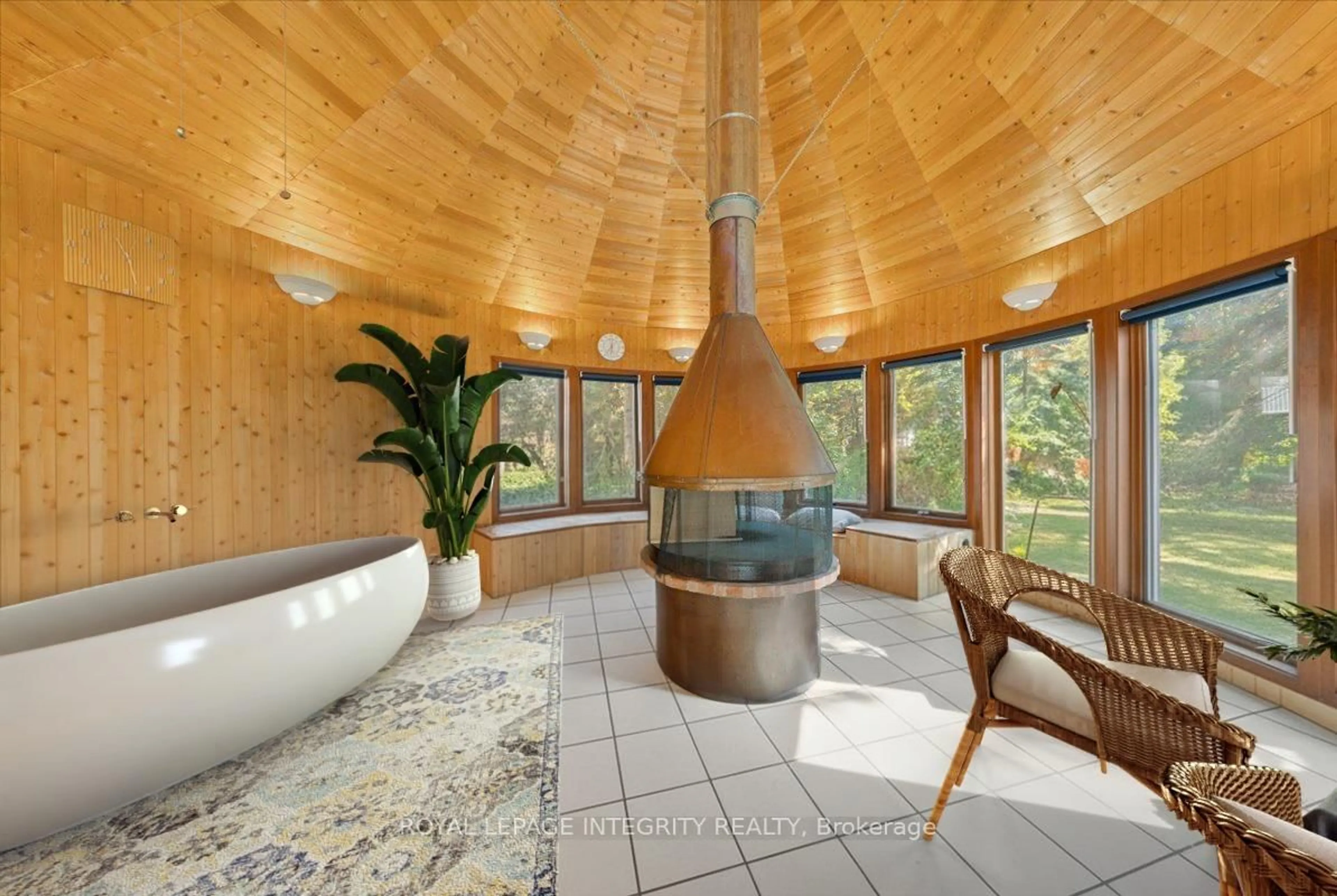 Indoor foyer for 3565 Albion Rd, Ottawa Ontario K1T 1A2