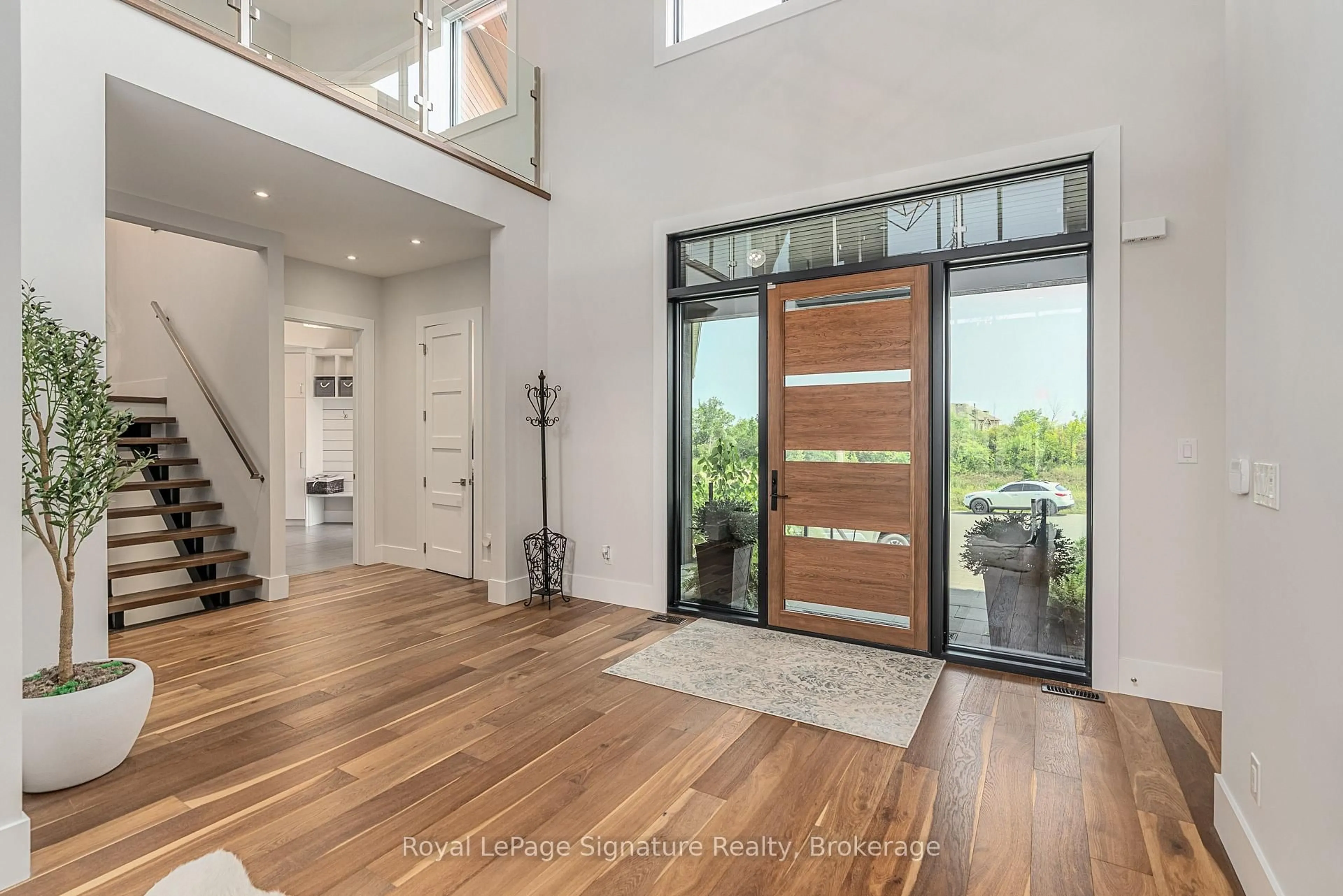 Indoor entryway for 128 Arnot Cres, Blue Mountains Ontario L9Y 0Z8