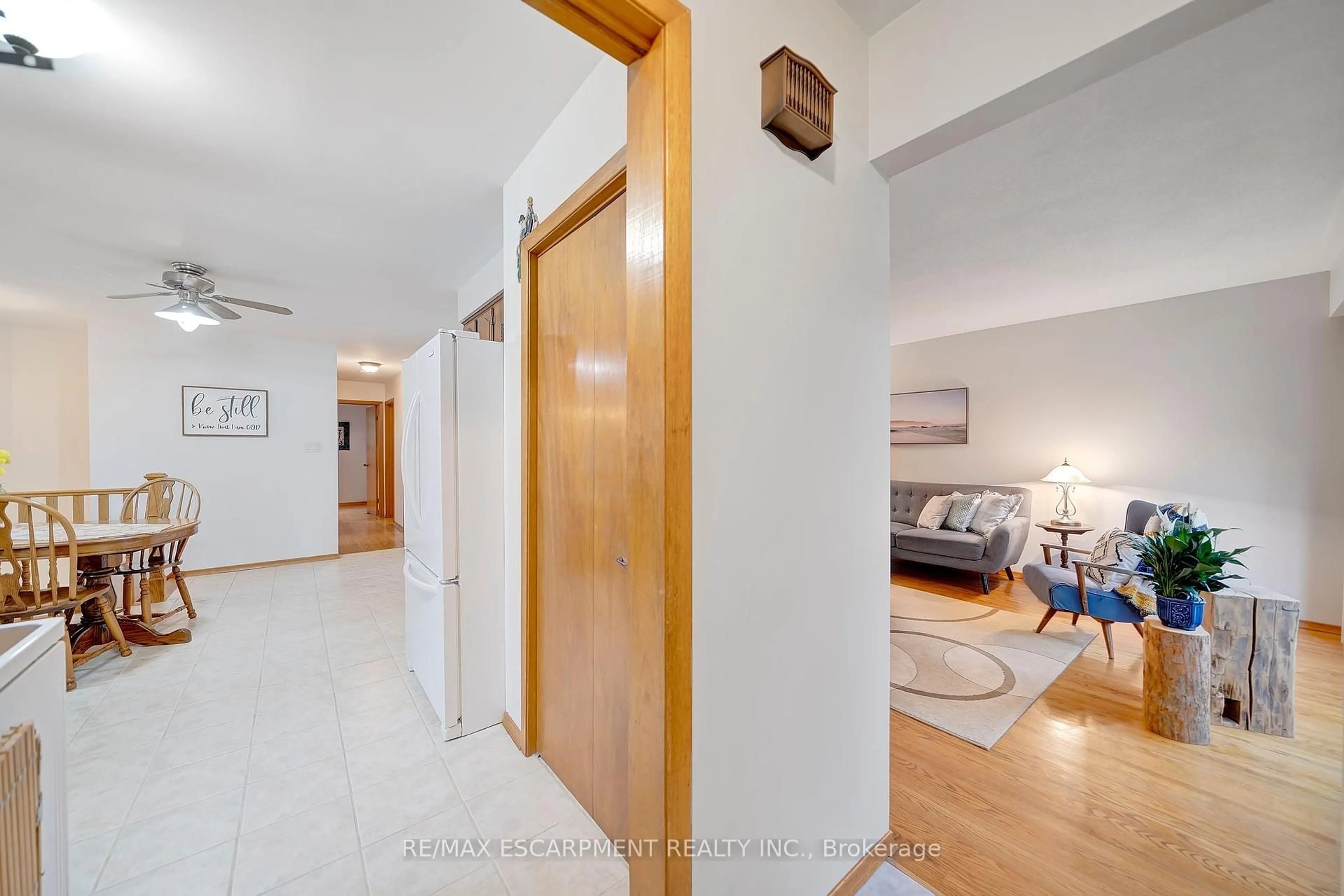 Indoor entryway for 12 Geddes St, Grimsby Ontario L3M 1J4