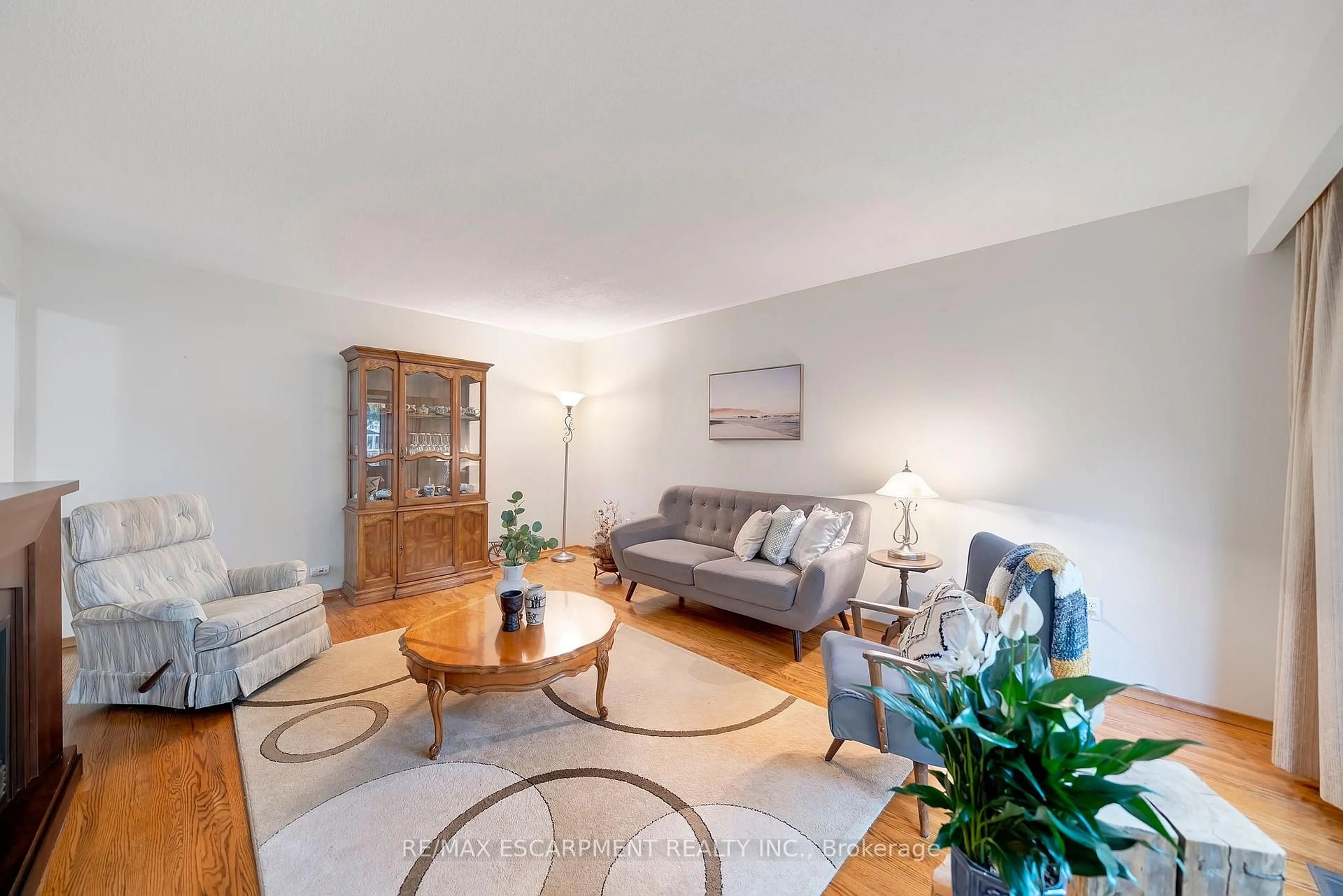 Living room with furniture, unknown for 12 Geddes St, Grimsby Ontario L3M 1J4