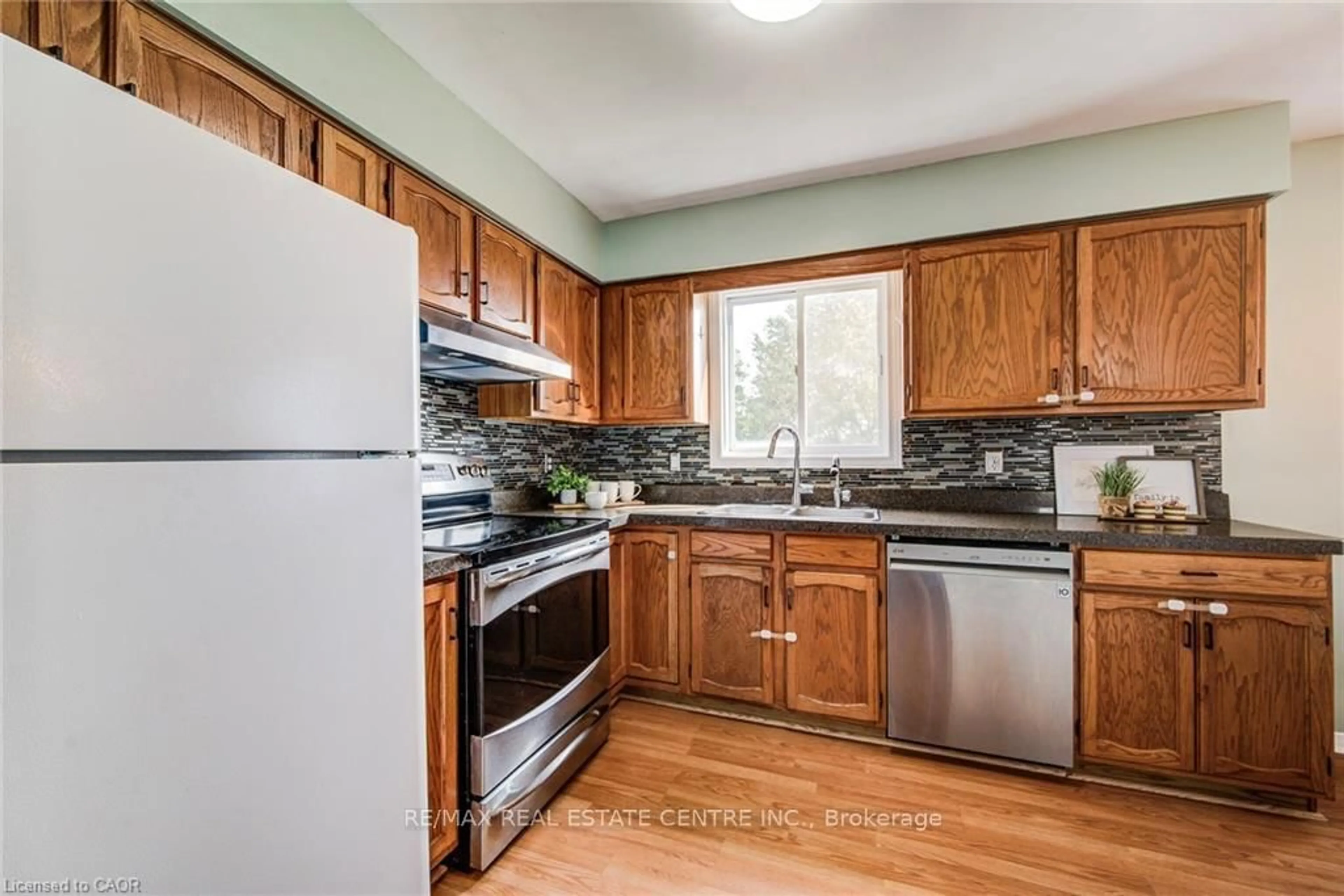 Standard kitchen, unknown for 633 Grange Cres, Waterloo Ontario N2T 2L9