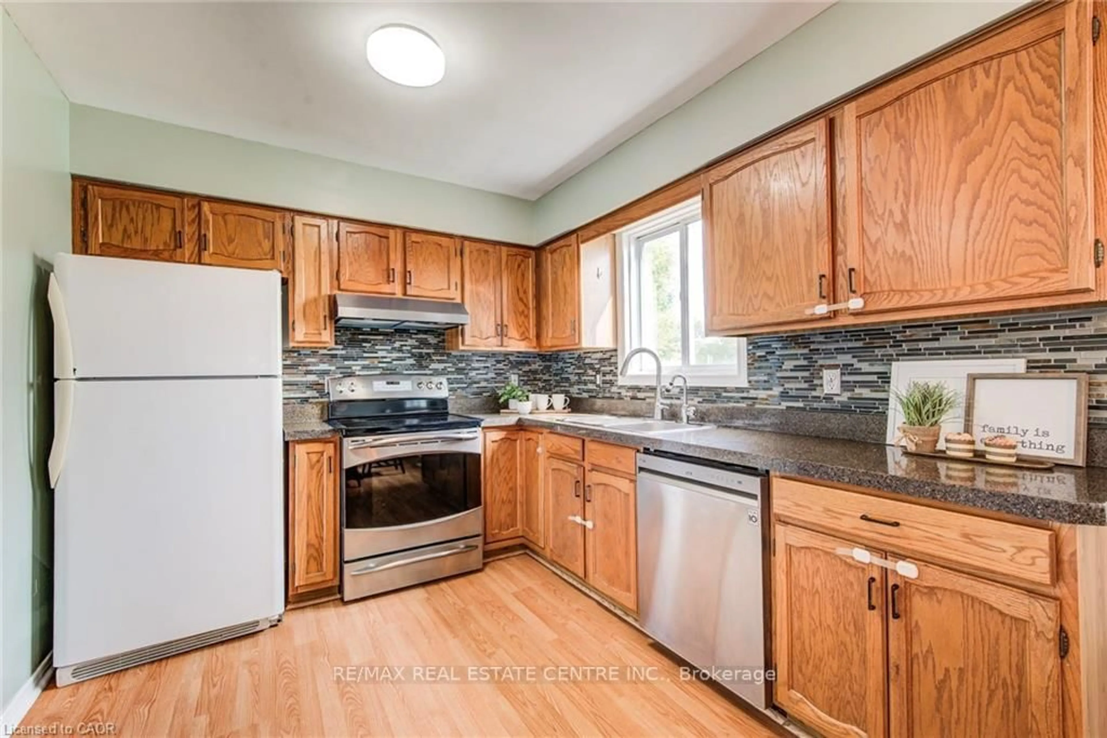 Standard kitchen, unknown for 633 Grange Cres, Waterloo Ontario N2T 2L9