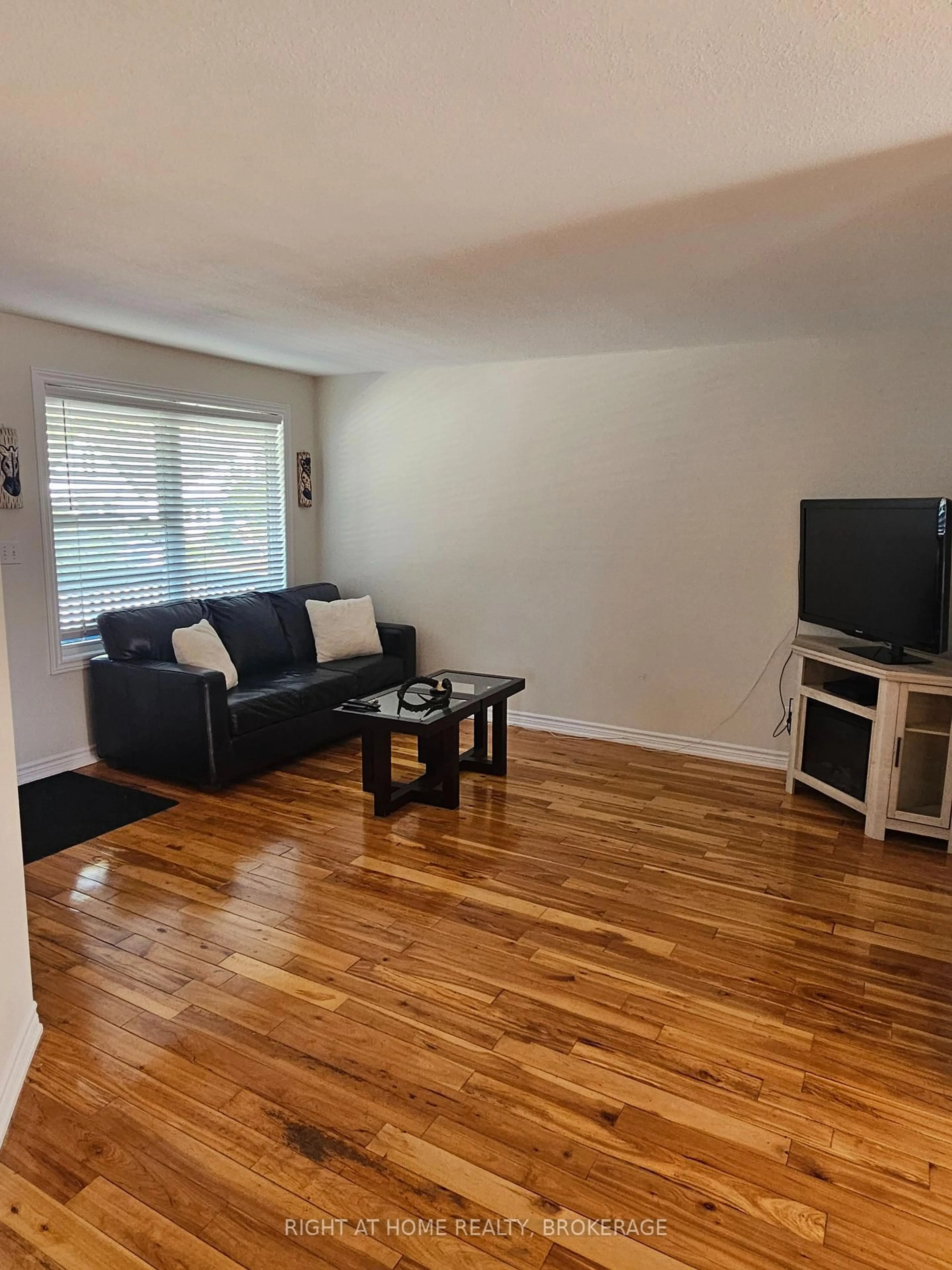 Living room with furniture, wood/laminate floor for 3823 Graeber Ave, Fort Erie Ontario L0S 1B0