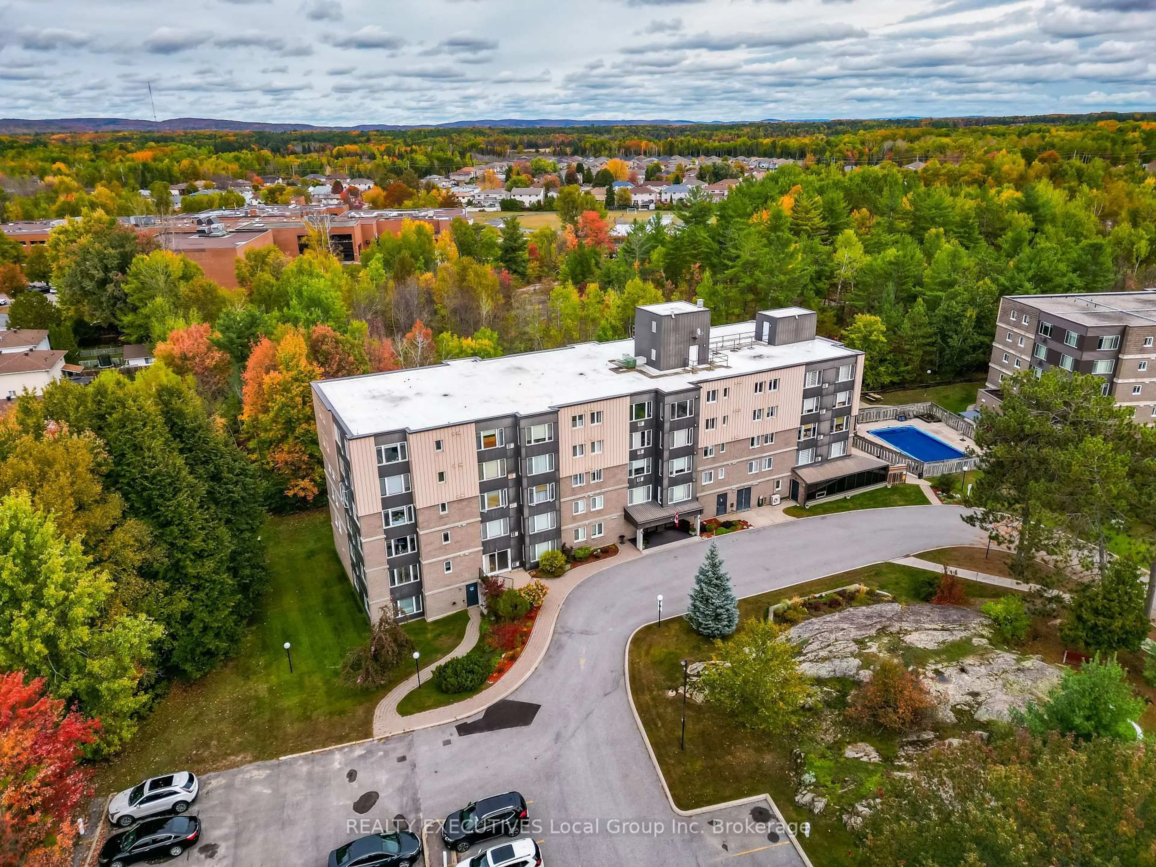 A pic from outside/outdoor area/front of a property/back of a property/a pic from drone, building for 116 Blair St #203, North Bay Ontario P1A 4E6