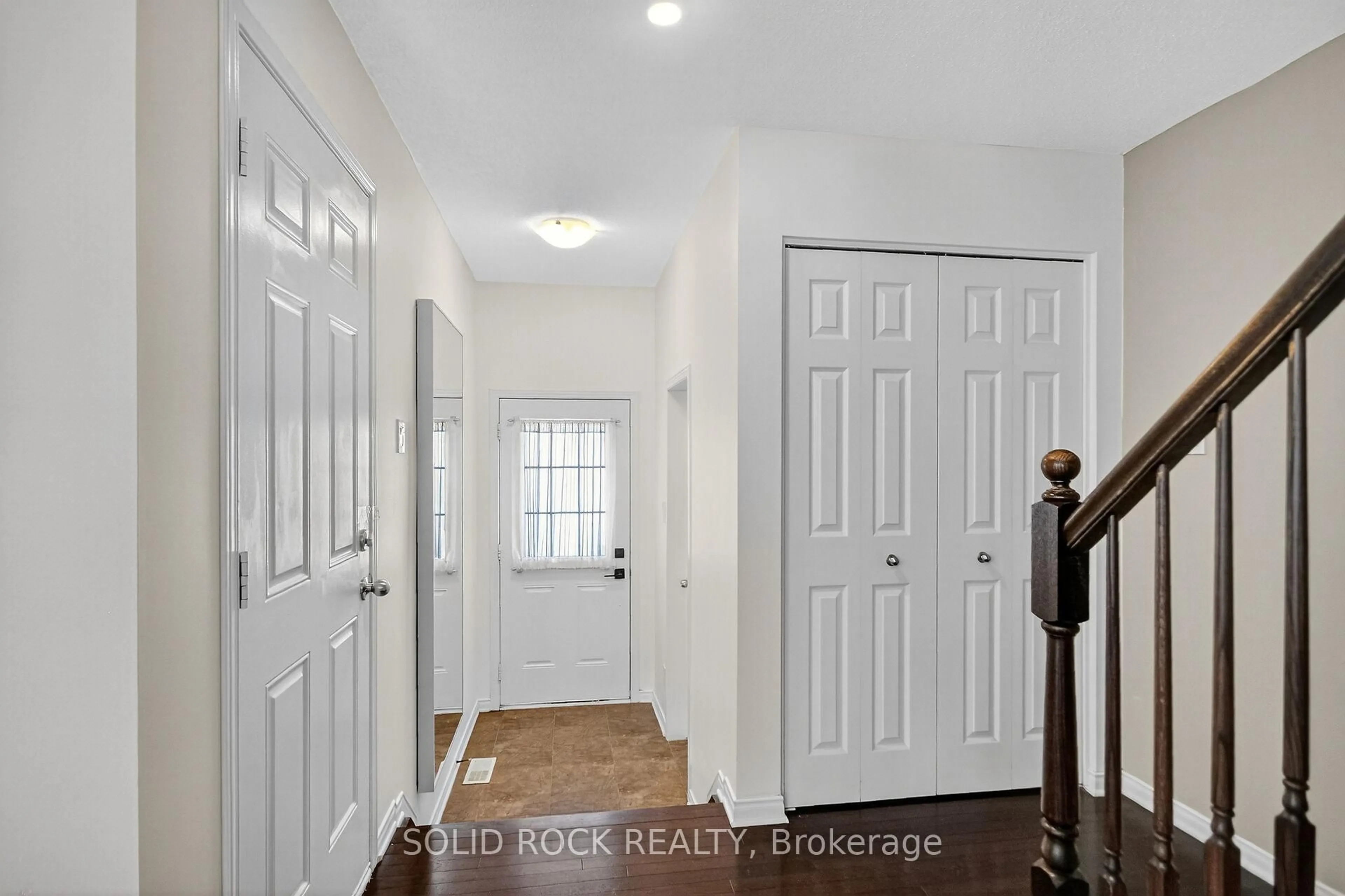 Indoor entryway for 152 MARAVISTA Dr, Ottawa Ontario K2J 0L4