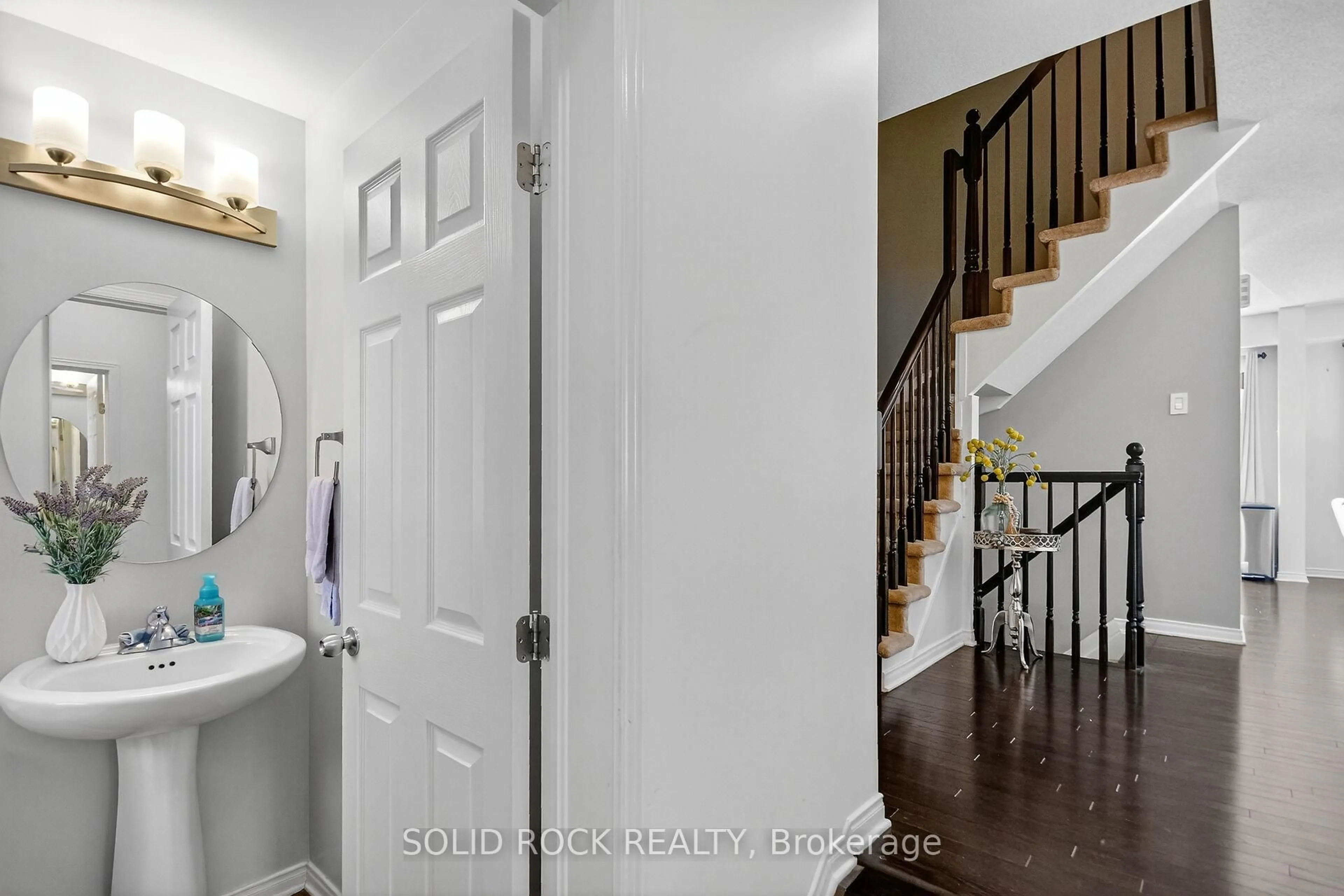 Indoor entryway for 152 MARAVISTA Dr, Ottawa Ontario K2J 0L4