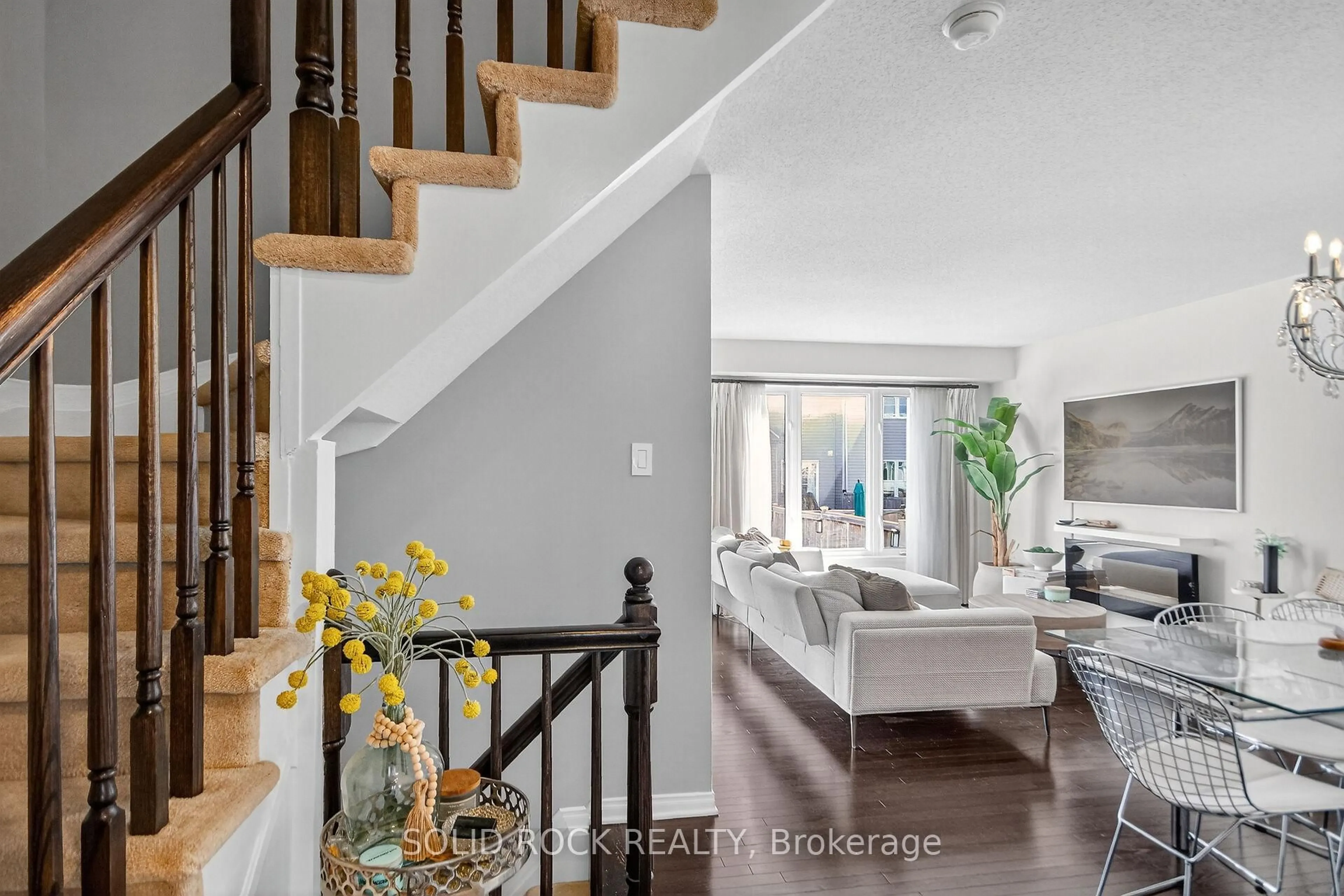 Indoor entryway for 152 MARAVISTA Dr, Ottawa Ontario K2J 0L4