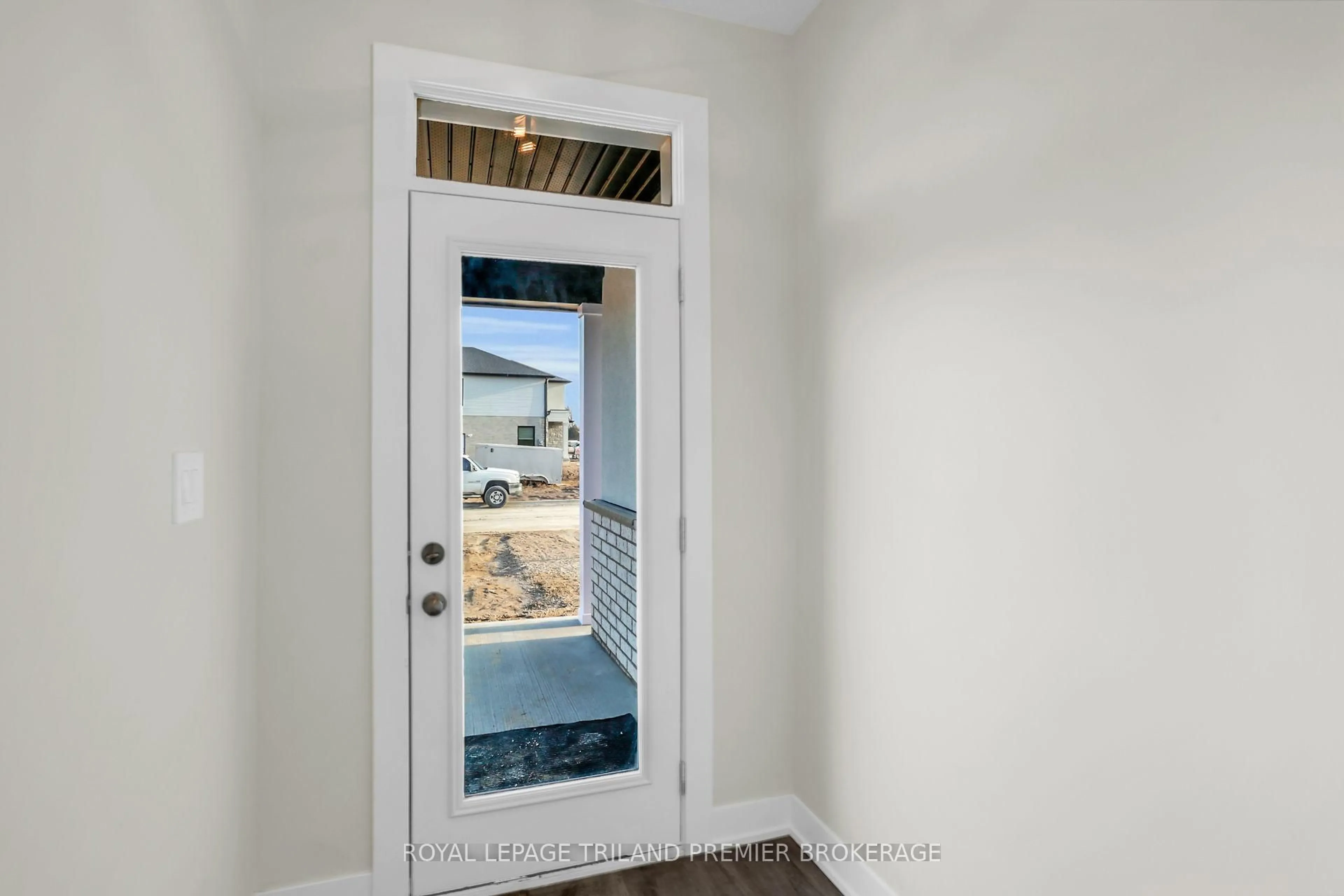 Indoor entryway for 1591 CHICKADEE Tr, London South Ontario N6M 1G4