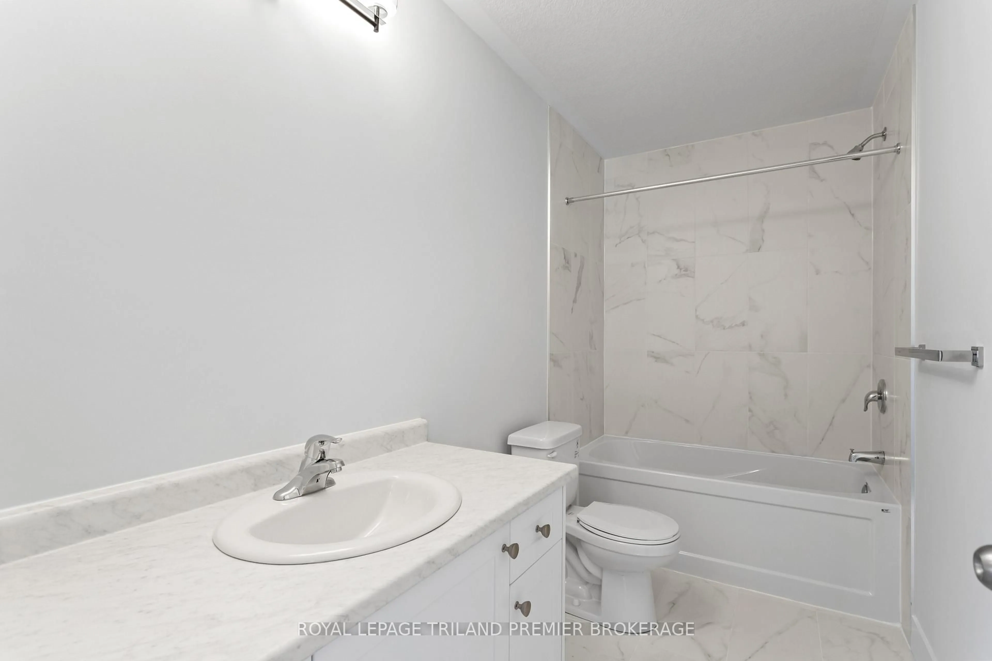 Standard bathroom, ceramic/tile floor for 1585 CHICKADEE Tr, London South Ontario N6M 1G4