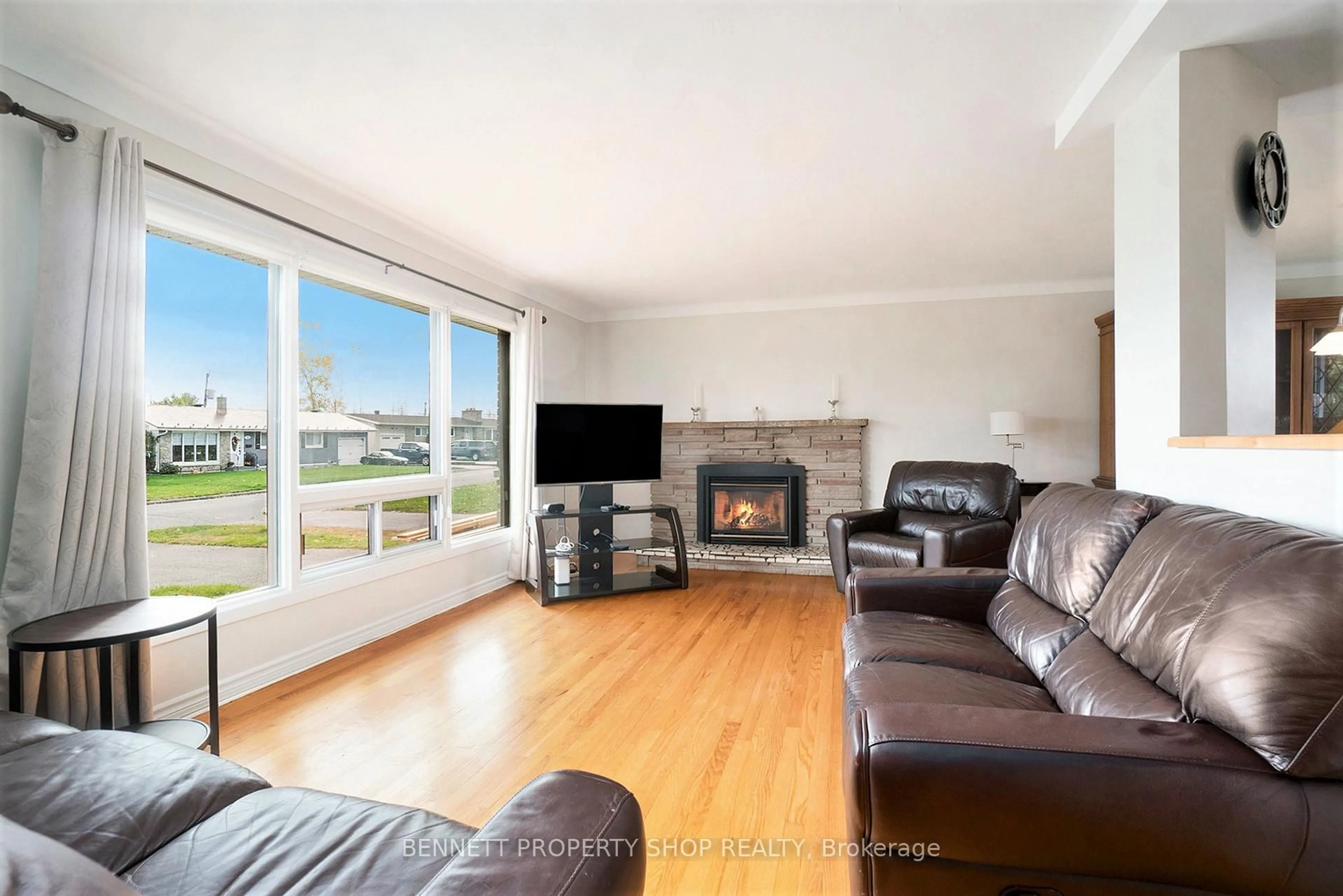 Living room with furniture, wood/laminate floor for 17 Glenmanor Dr, Ottawa Ontario K2G 3E8