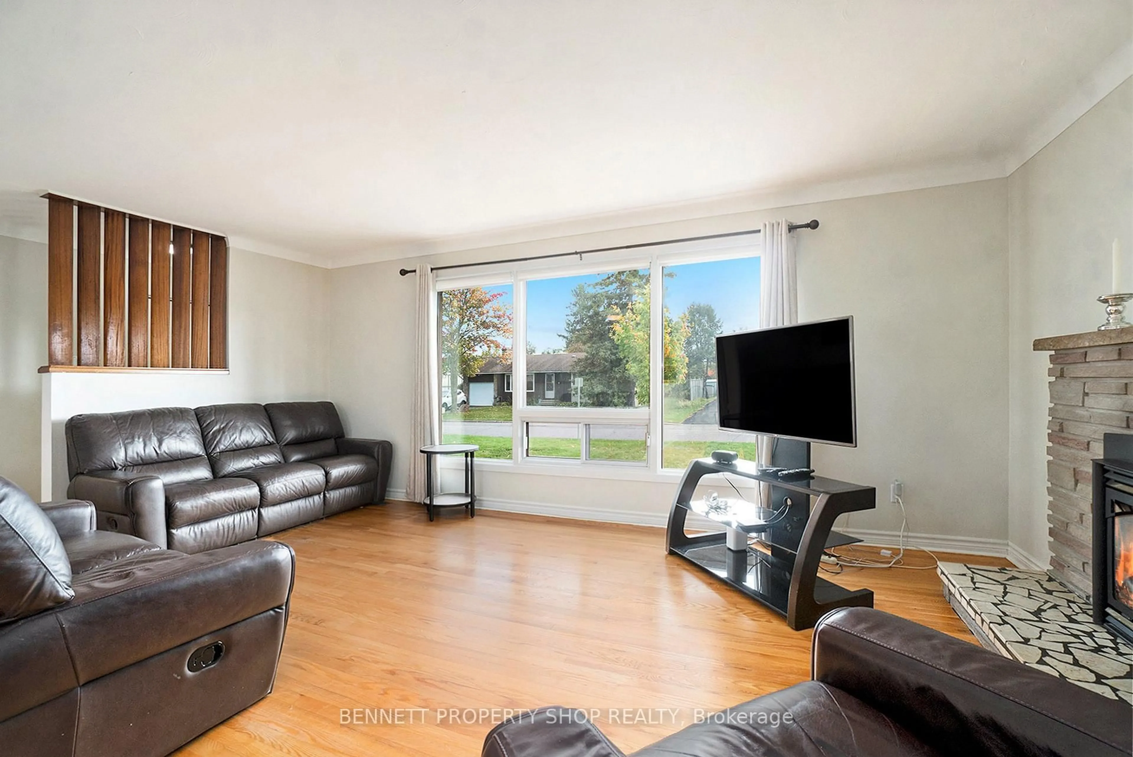 Living room with furniture, wood/laminate floor for 17 Glenmanor Dr, Ottawa Ontario K2G 3E8