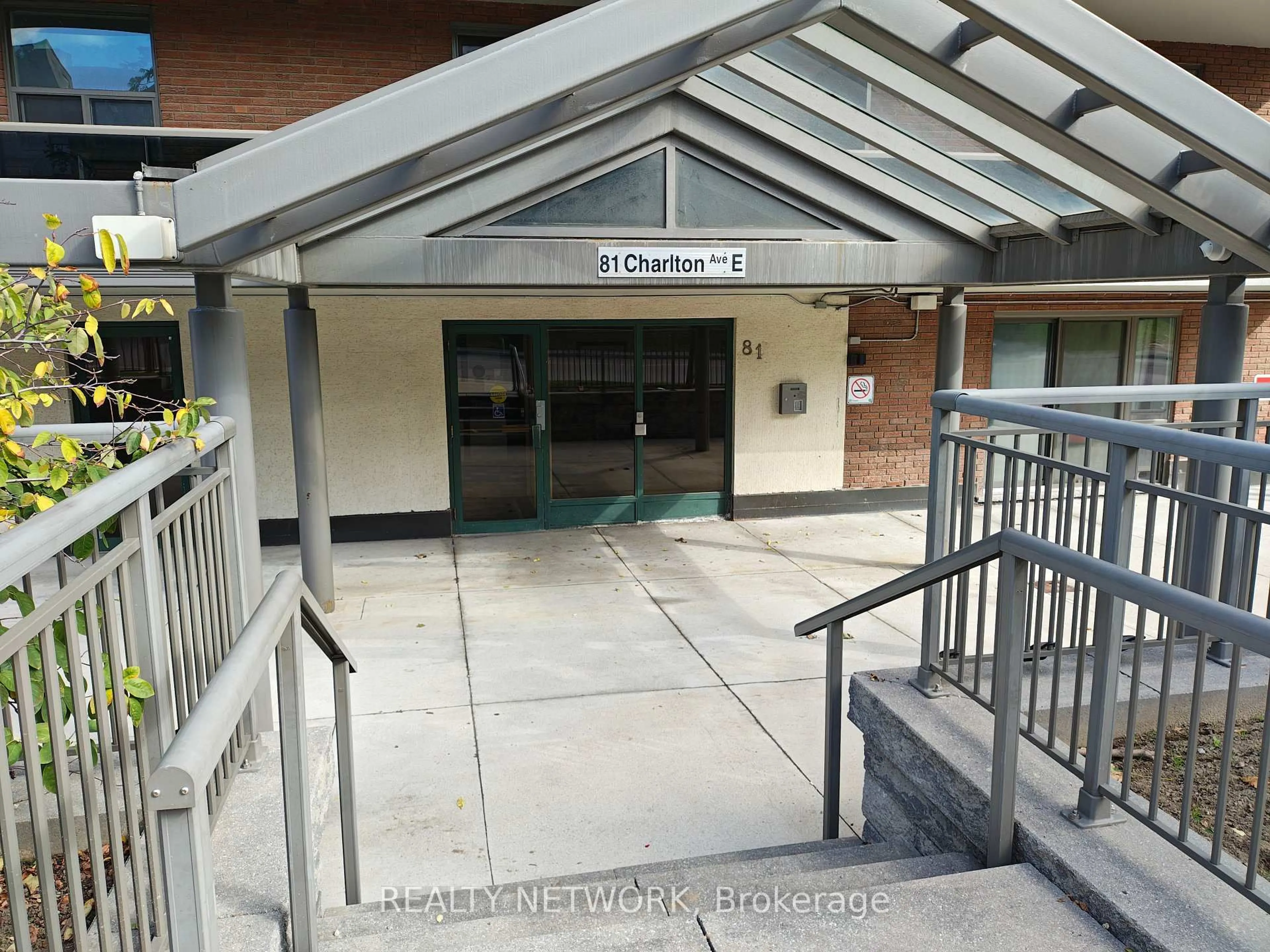 Indoor foyer for 81 Charlton Ave #103, Hamilton Ontario L8N 1Y7