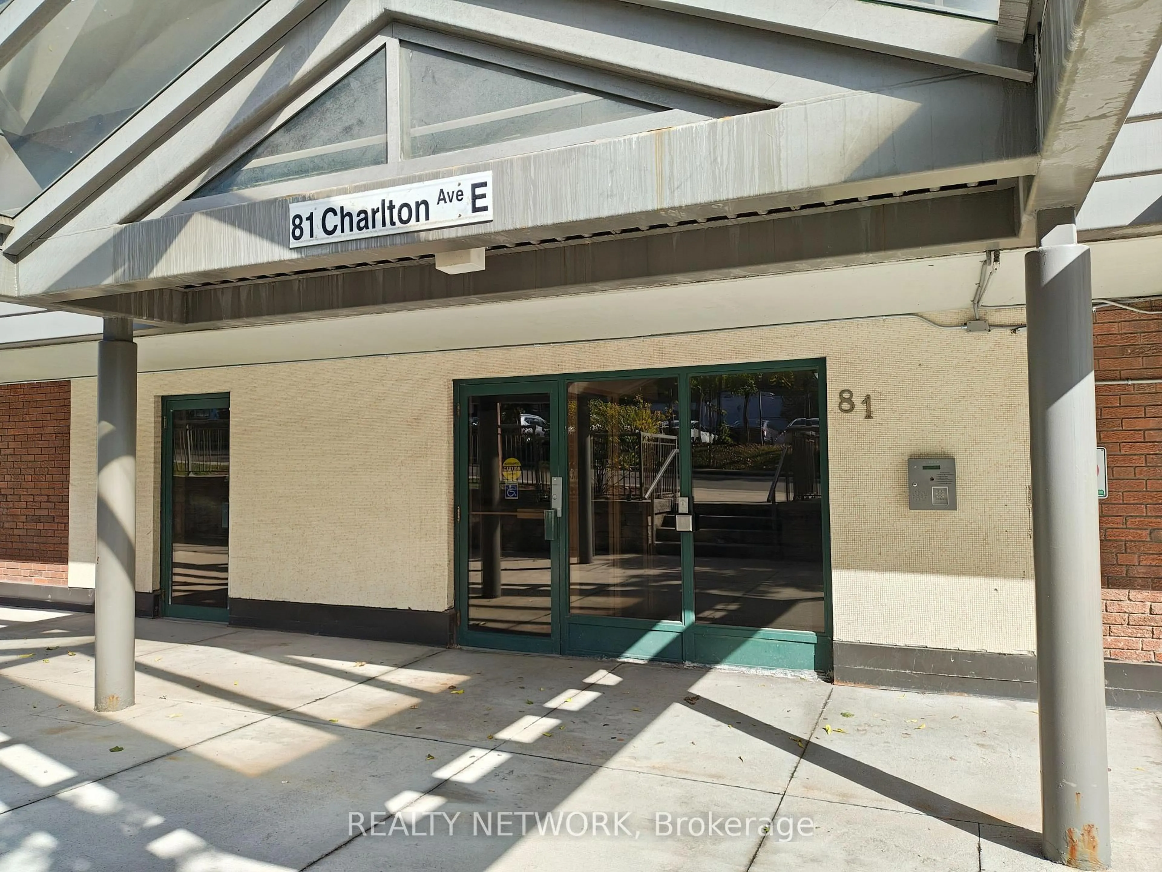 Indoor foyer for 81 Charlton Ave #103, Hamilton Ontario L8N 1Y7