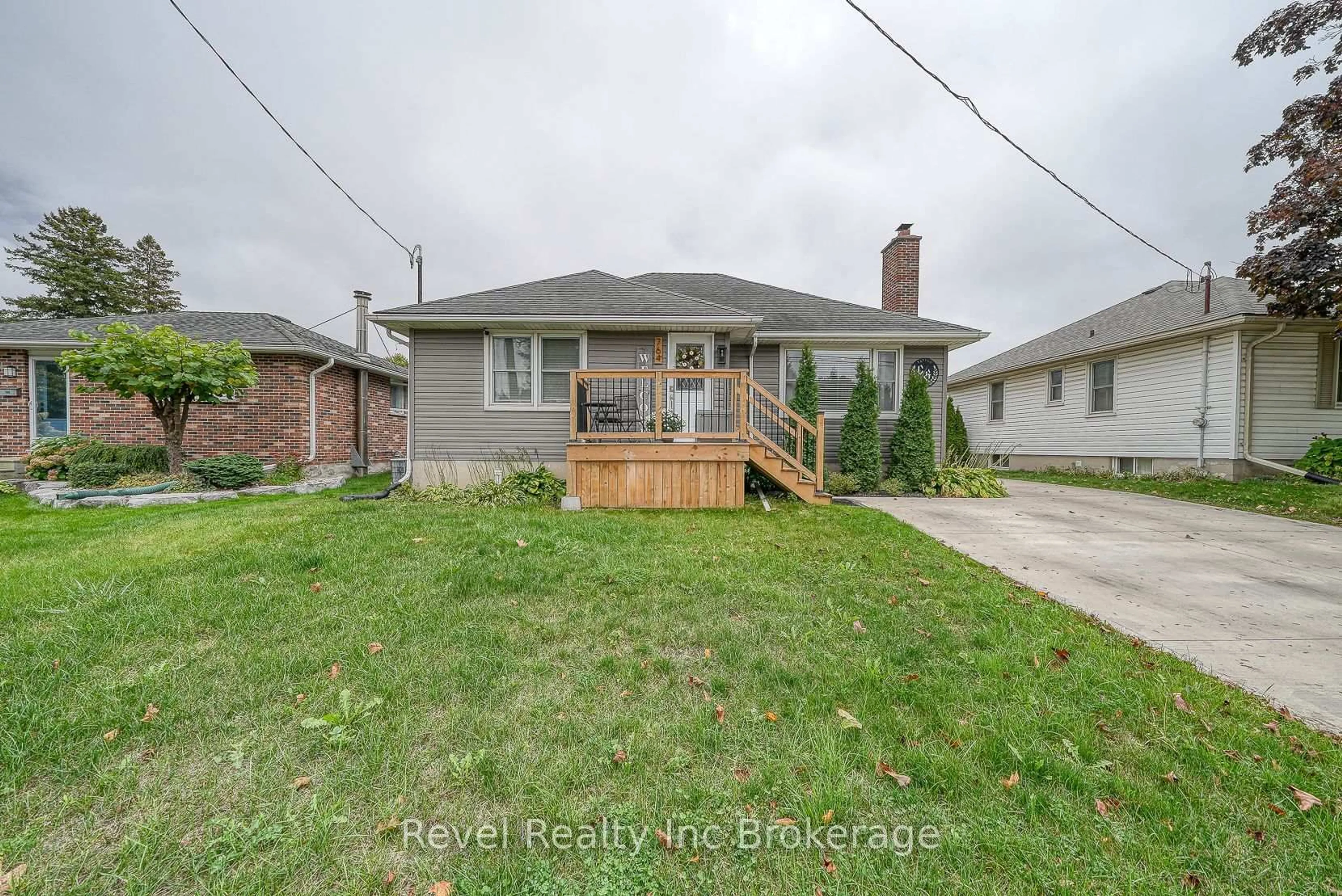 A pic from outside/outdoor area/front of a property/back of a property/a pic from drone, street for 764 Devonshire Ave, Woodstock Ontario N4S 5R5