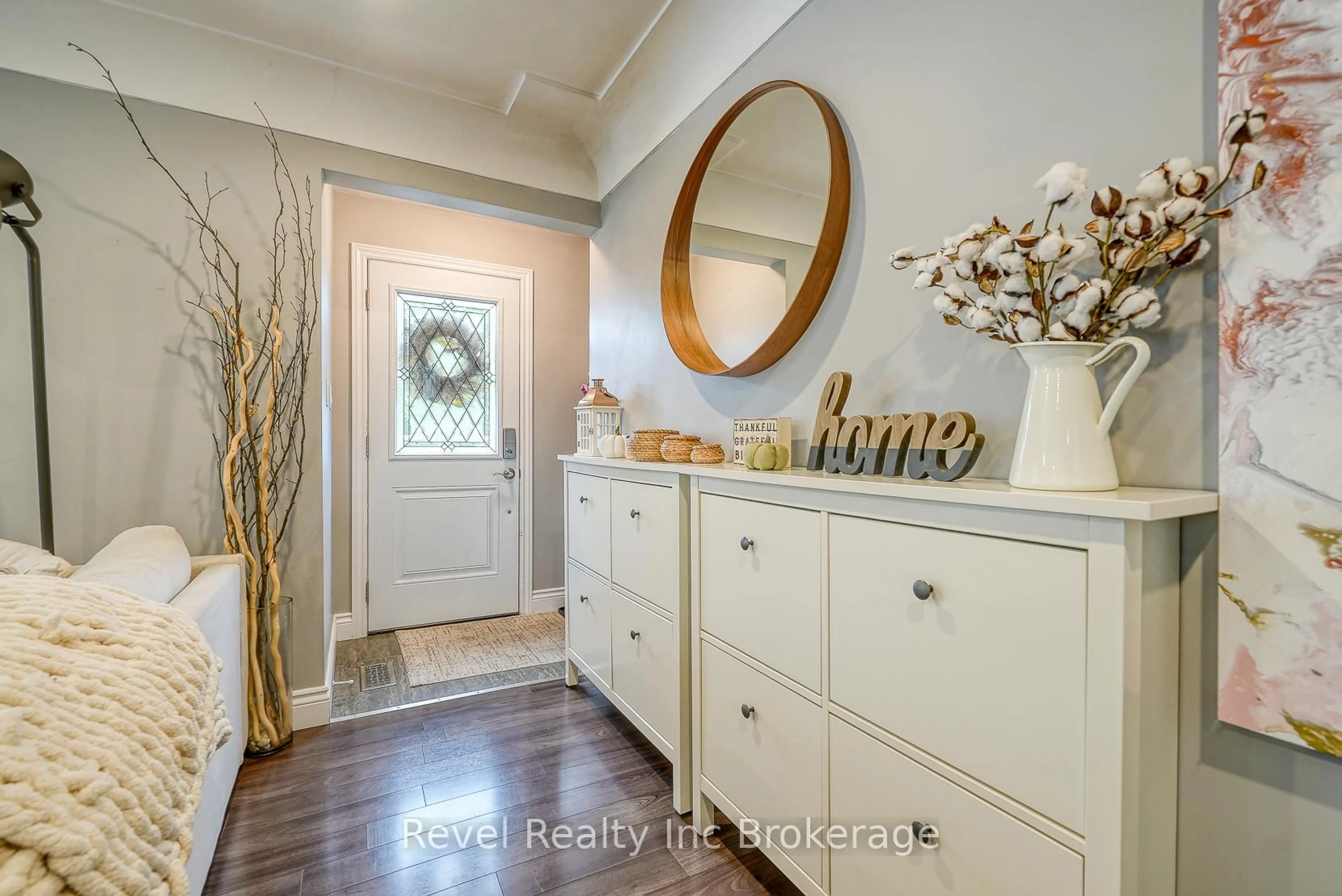 Indoor entryway for 764 Devonshire Ave, Woodstock Ontario N4S 5R5