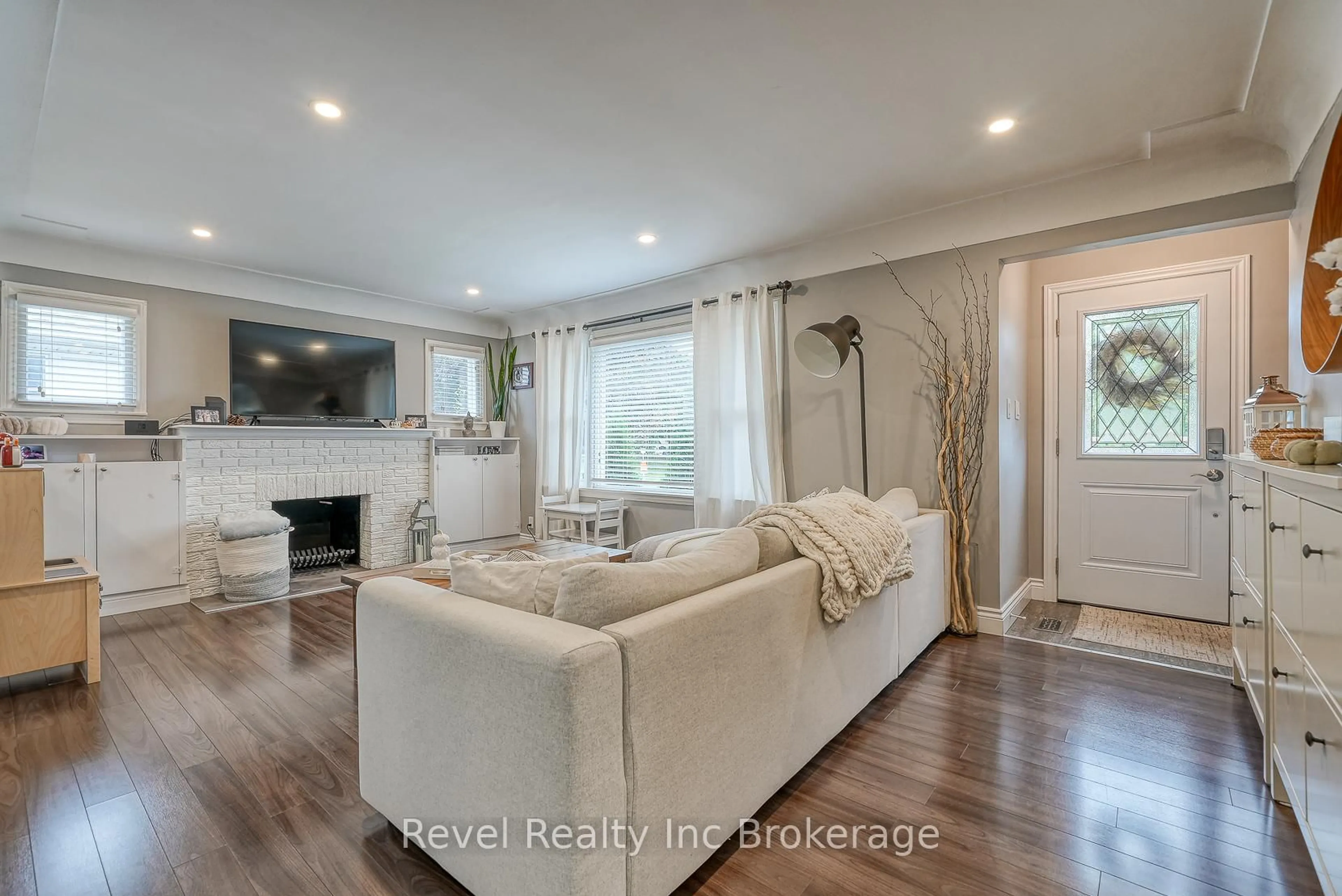 Living room with furniture, wood/laminate floor for 764 Devonshire Ave, Woodstock Ontario N4S 5R5