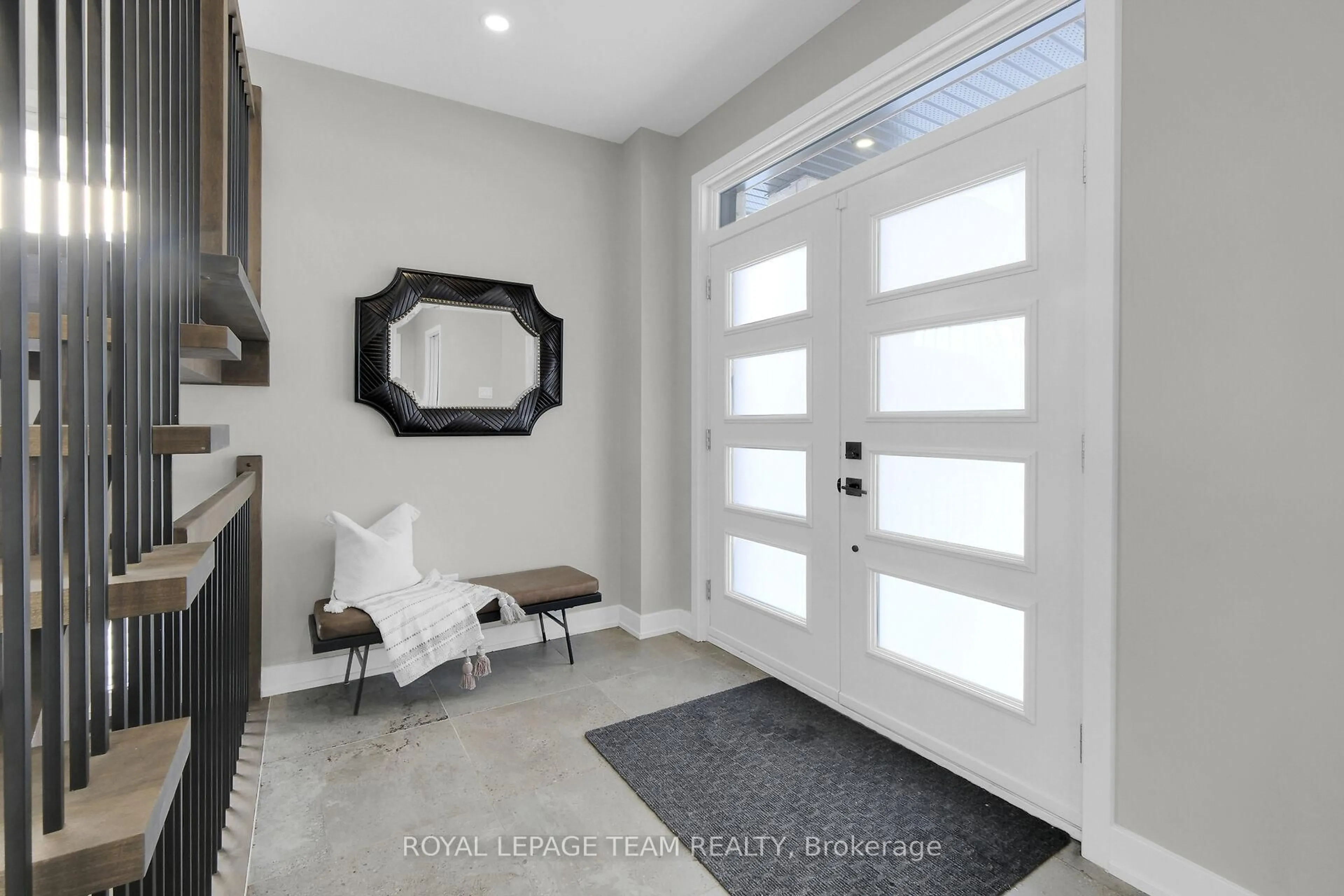 Indoor entryway for 504 Barrage St, Casselman Ontario K0A 1M0