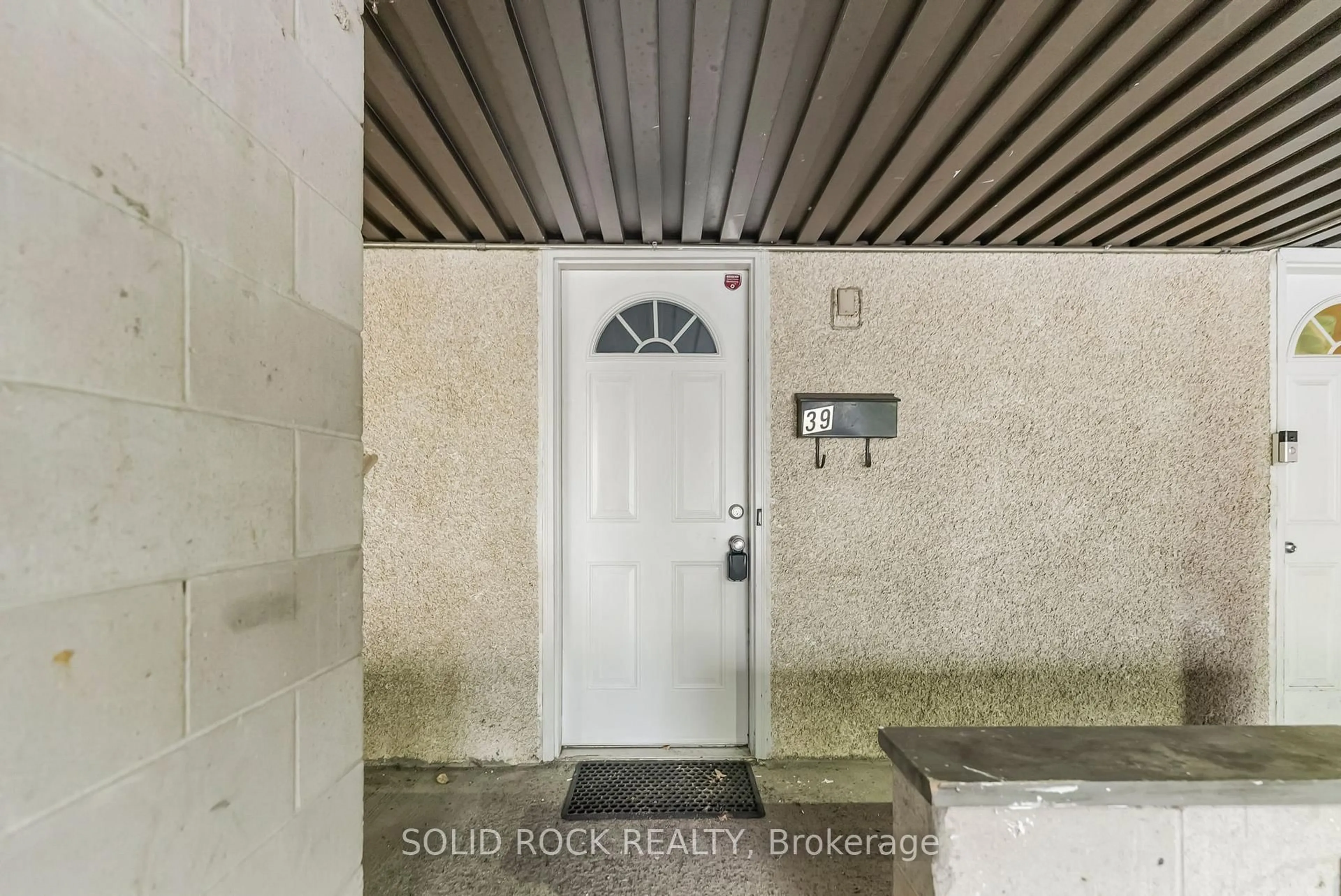 Indoor entryway for 3415 Uplands Dr #39, Ottawa Ontario K1V 9N3