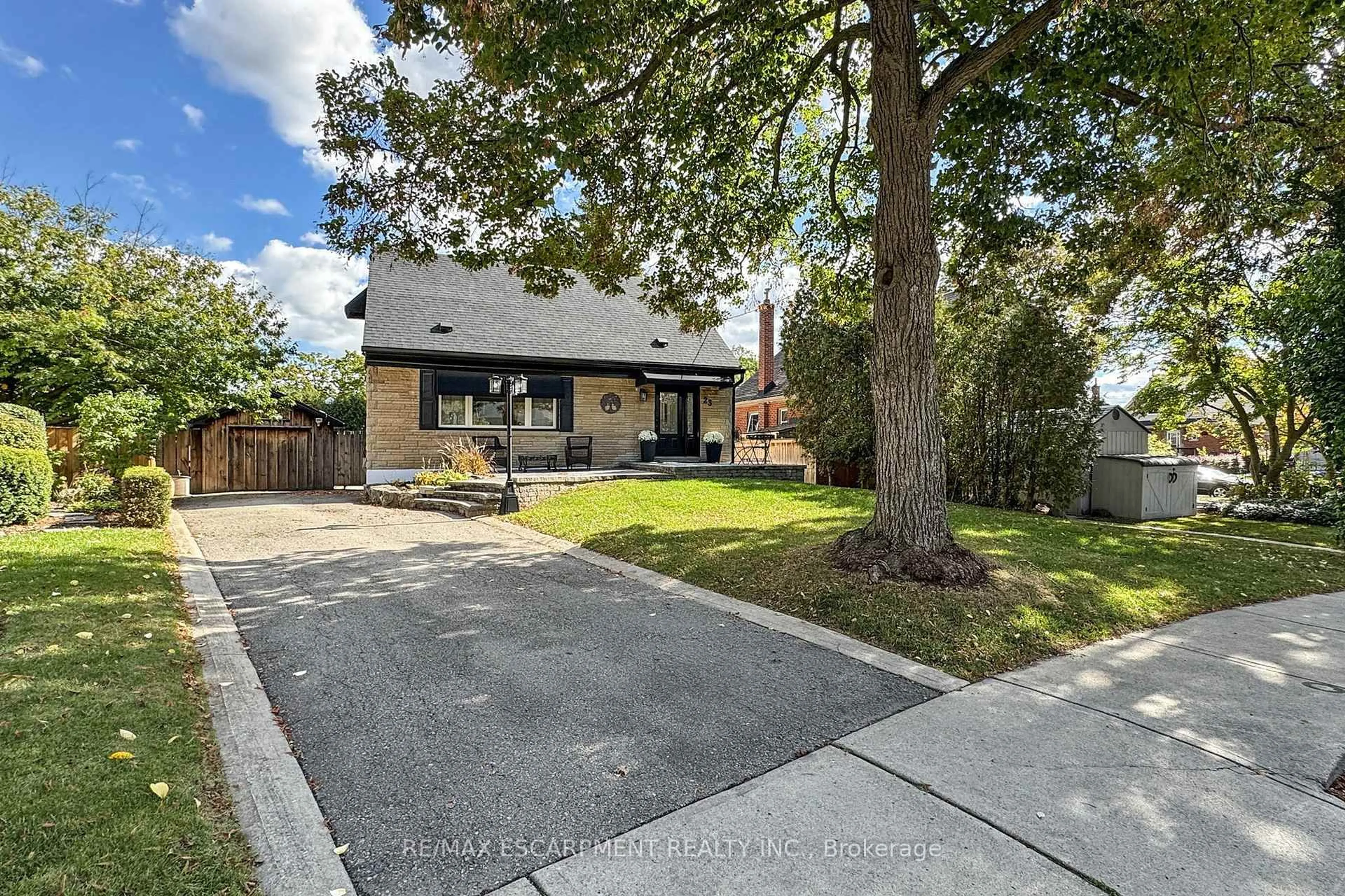 A pic from outside/outdoor area/front of a property/back of a property/a pic from drone, street for 23 SYLVIA Cres, Hamilton Ontario L8K 2A8